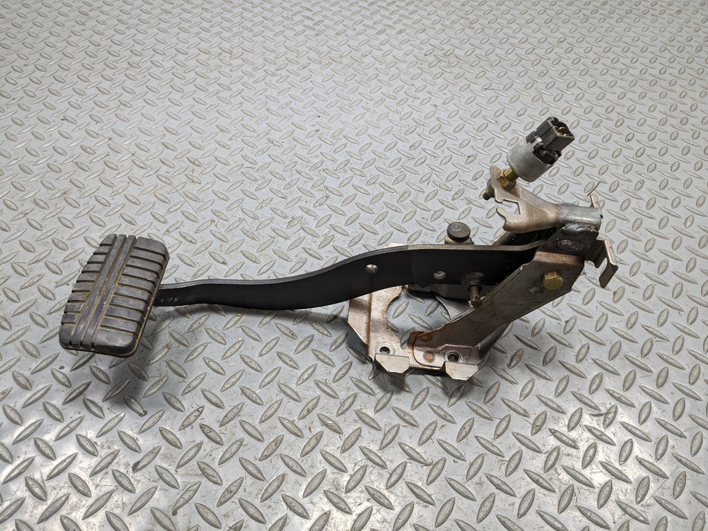 00 - 04 MITSUBISHI MONTERO SPORT OEM FOOT STOP BRAKE PEDAL FRONT FLOOR ASSEMBLY