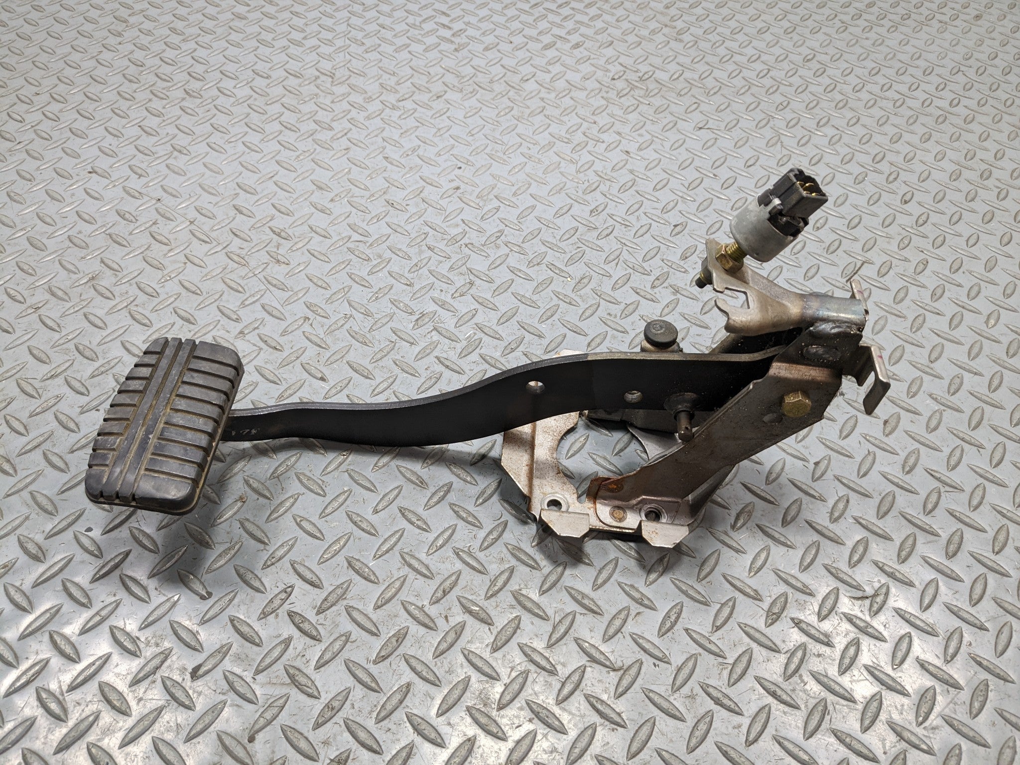00 - 04 MITSUBISHI MONTERO SPORT OEM FOOT STOP BRAKE PEDAL FRONT FLOOR ASSEMBLY