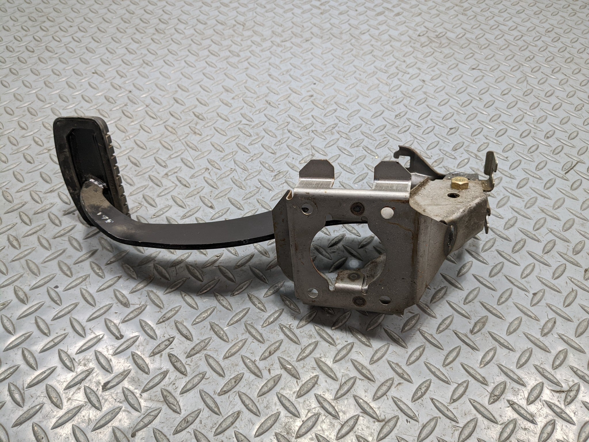00 - 04 MITSUBISHI MONTERO SPORT OEM FOOT STOP BRAKE PEDAL FRONT FLOOR ASSEMBLY