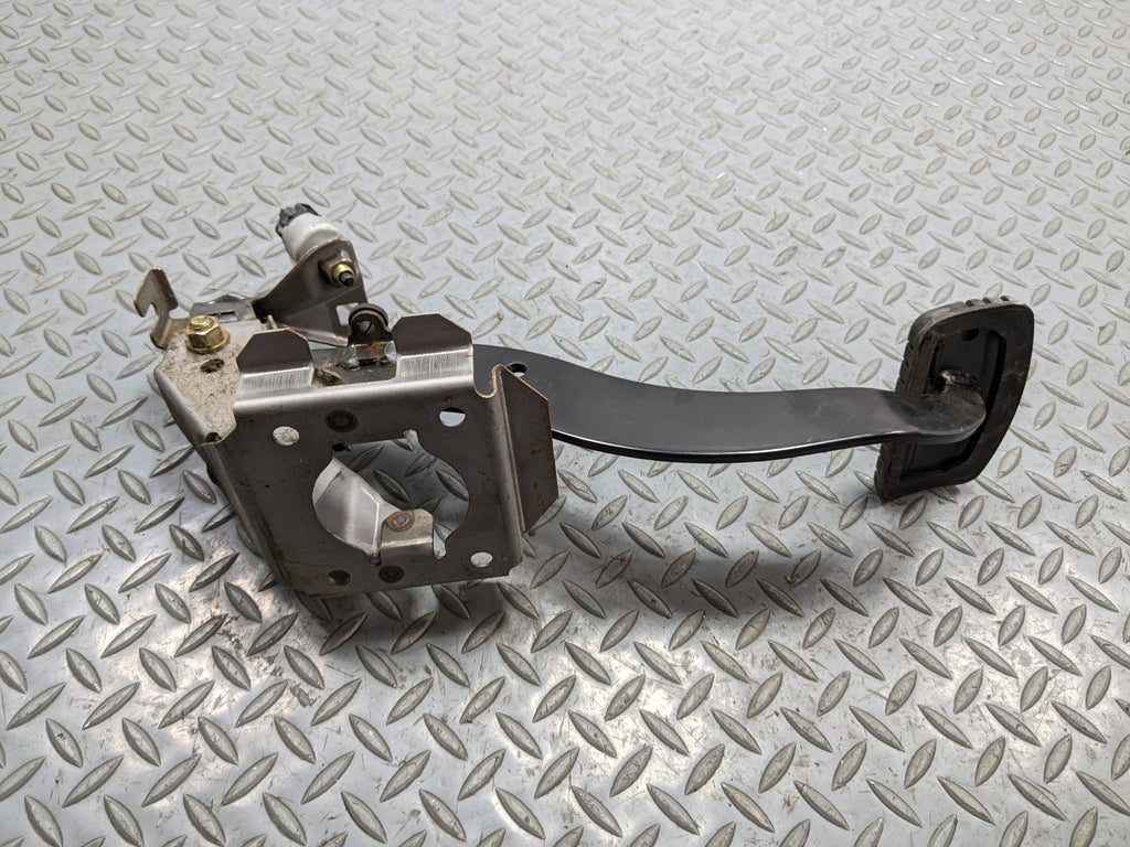 00 - 04 MITSUBISHI MONTERO SPORT OEM FOOT STOP BRAKE PEDAL FRONT FLOOR ASSEMBLY