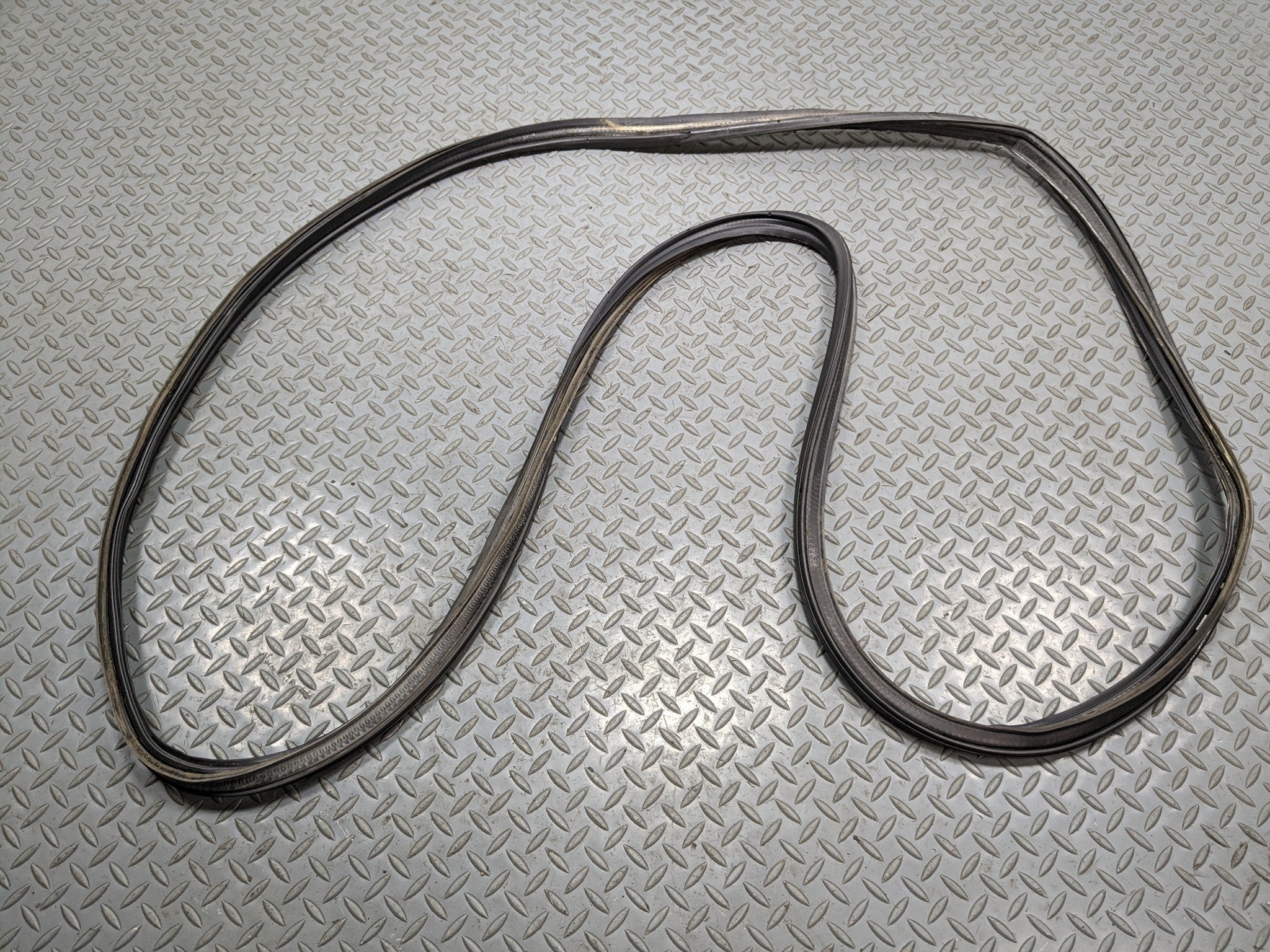 00 - 04 MITSUBISHI MONTERO SPORT OEM WEATHER STRIPPING RUBBER SEAL REAR TRUNK