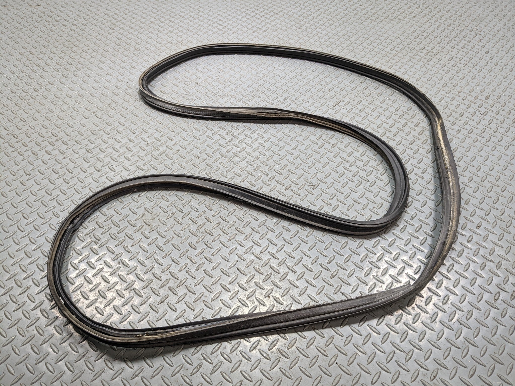 00 - 04 MITSUBISHI MONTERO SPORT OEM WEATHER STRIPPING RUBBER SEAL REAR TRUNK