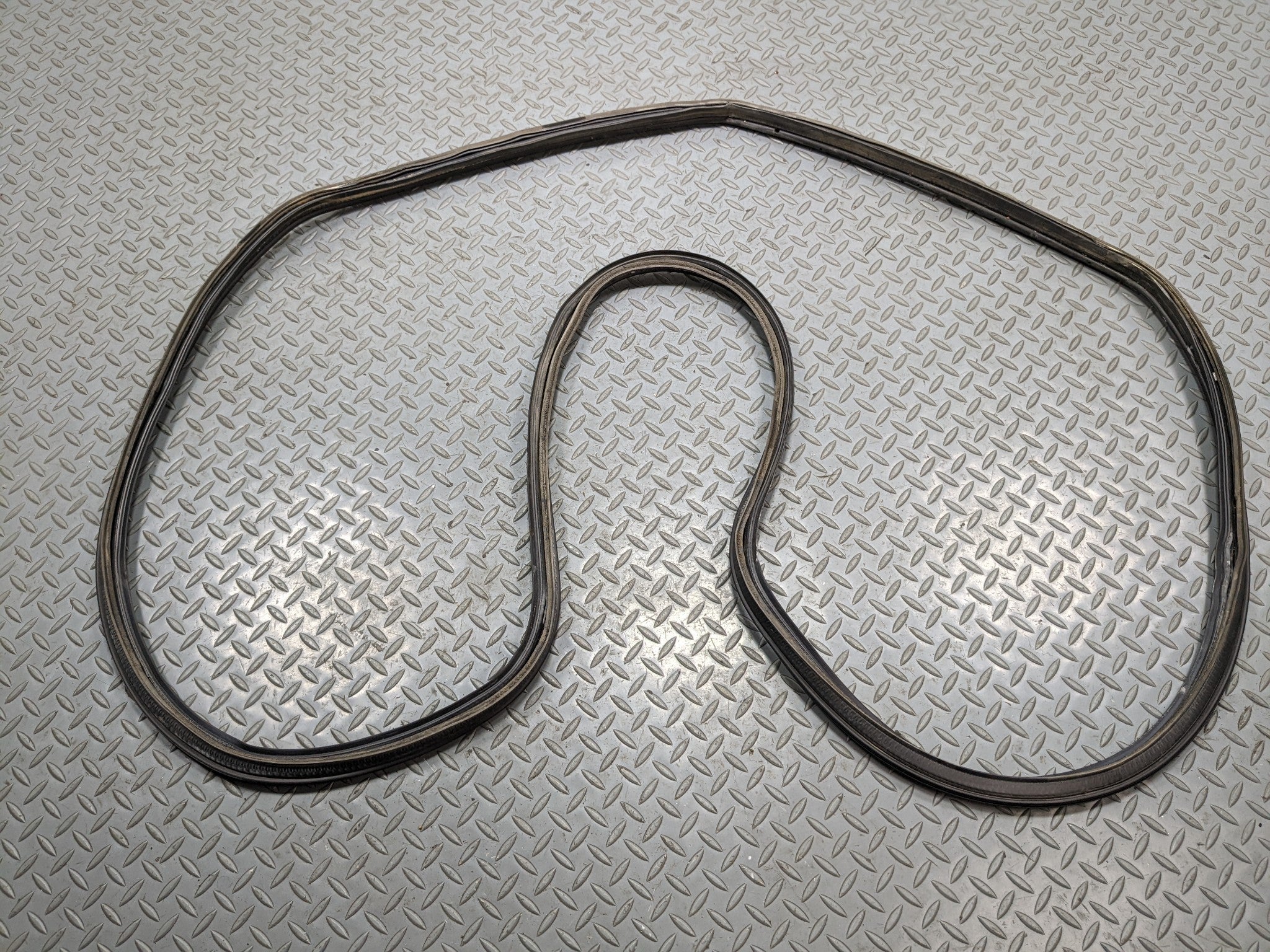 00 - 04 MITSUBISHI MONTERO SPORT OEM WEATHER STRIPPING RUBBER SEAL REAR TRUNK