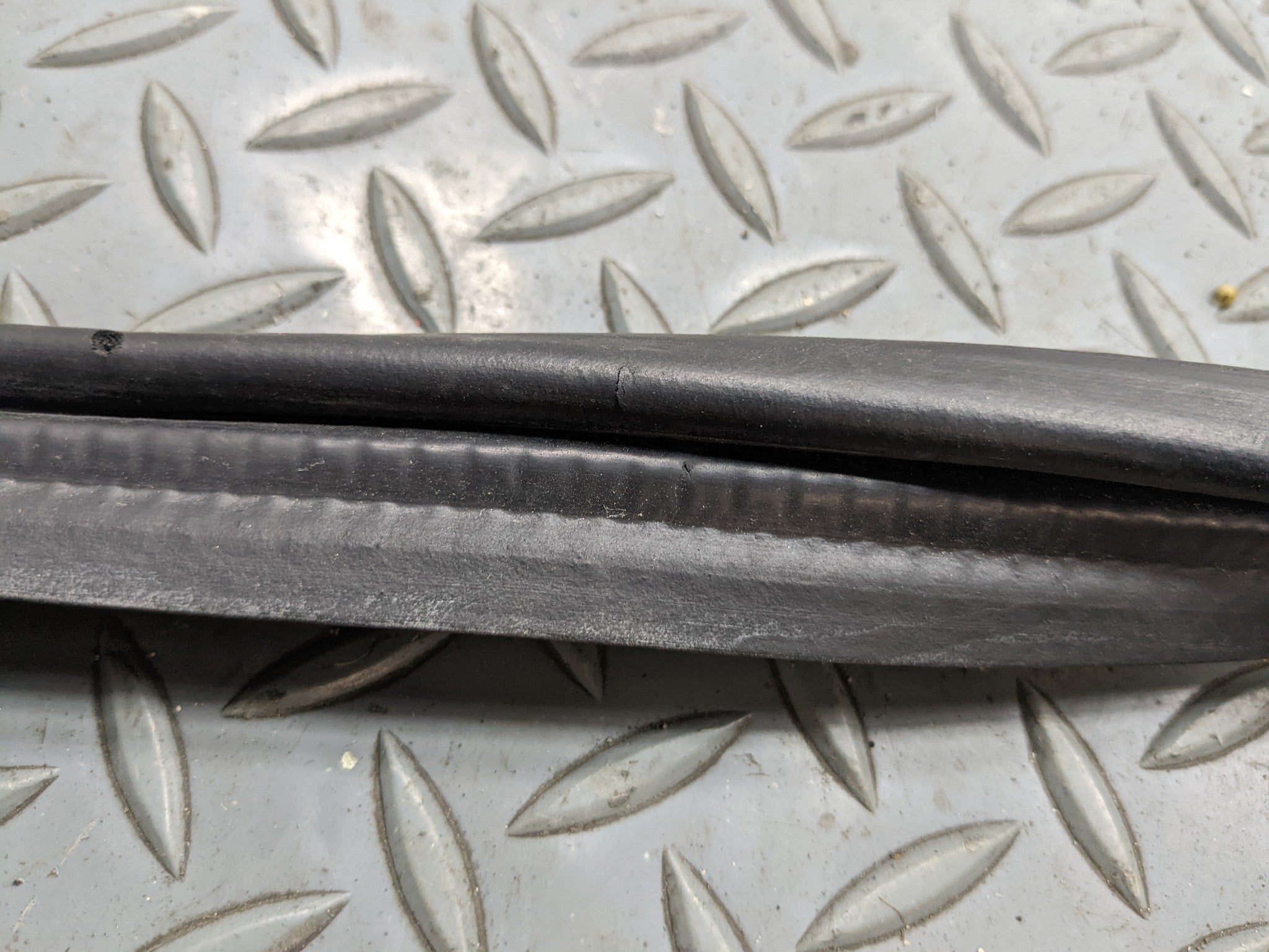 00 - 04 MITSUBISHI MONTERO SPORT OEM WEATHER STRIPPING RUBBER SEAL REAR TRUNK