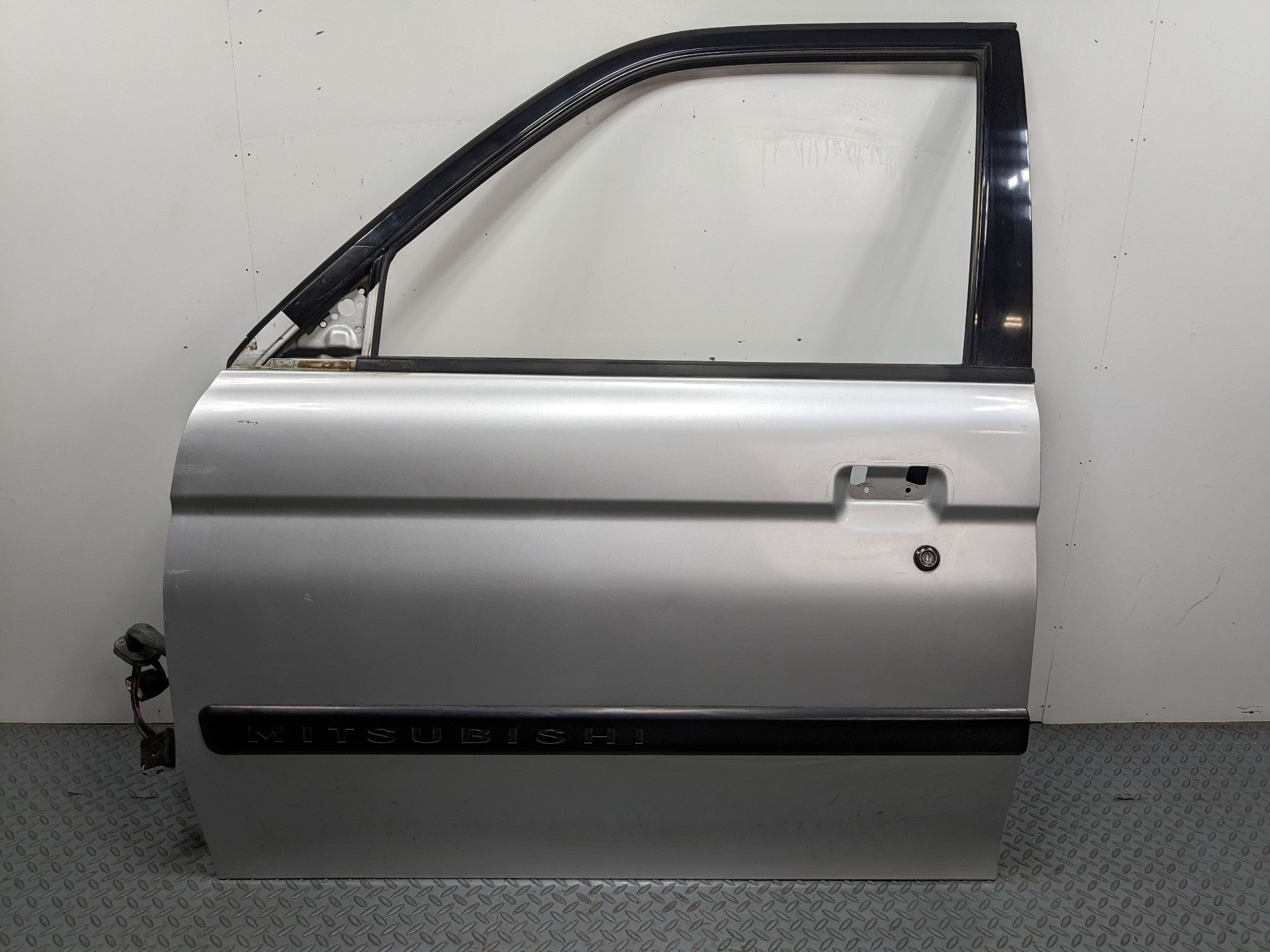 00 – 04 MITSUBISHI MONTERO SPORT OEM DOOR SHELL PANEL SILVER GRAY FRONT LEFT
