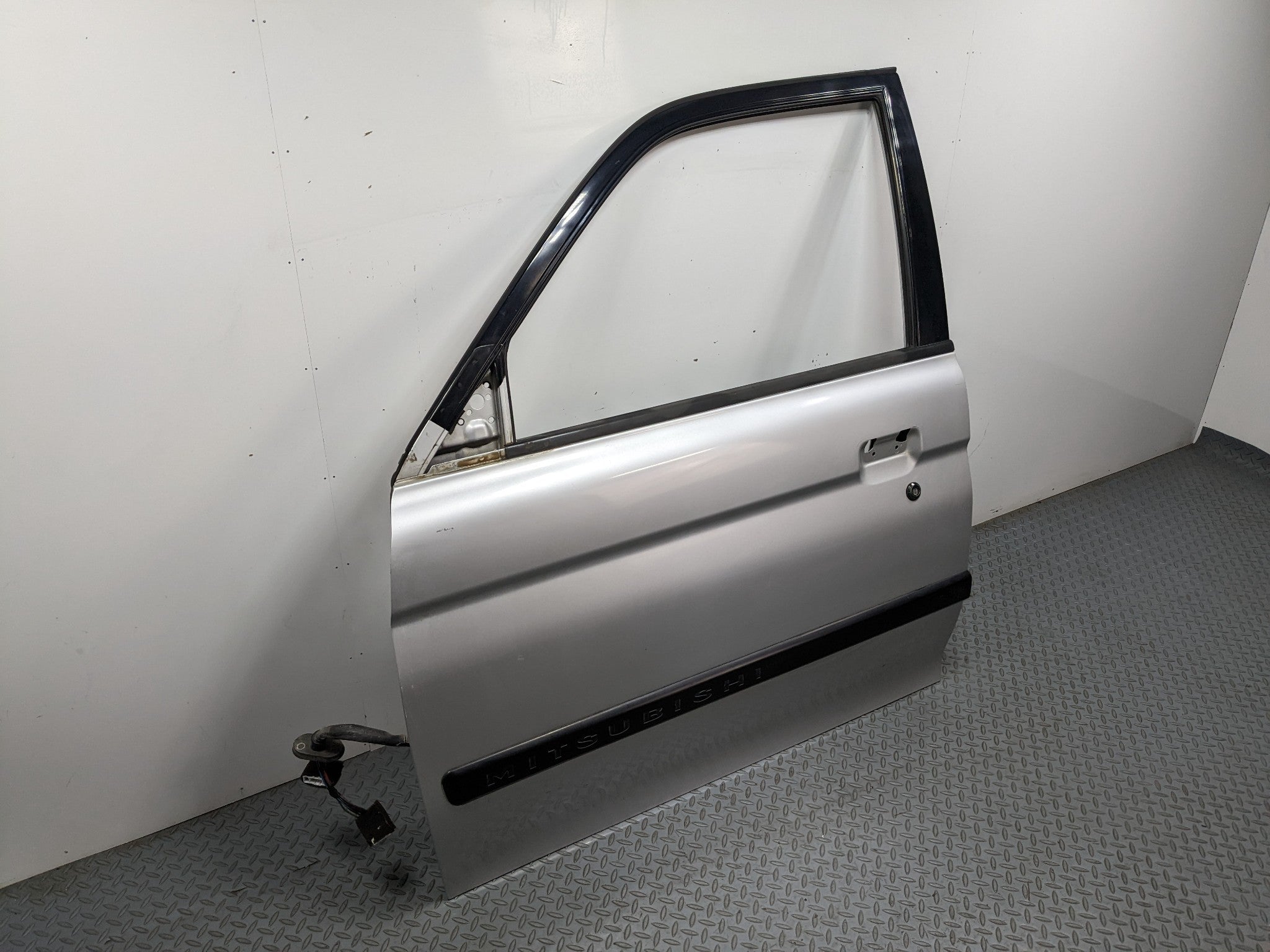 00 – 04 MITSUBISHI MONTERO SPORT OEM DOOR SHELL PANEL SILVER GRAY FRONT LEFT