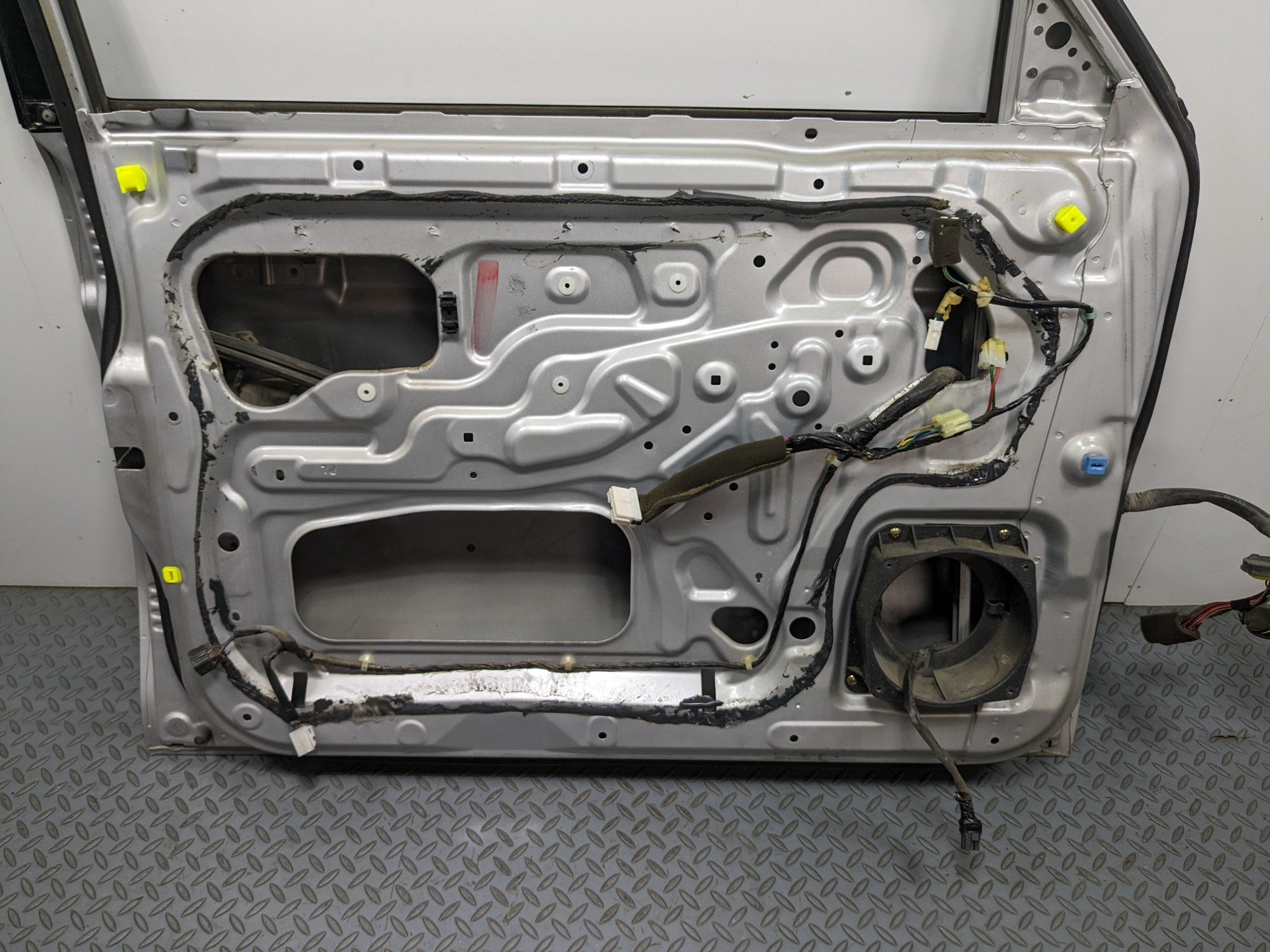 00 – 04 MITSUBISHI MONTERO SPORT OEM DOOR SHELL PANEL SILVER GRAY FRONT LEFT