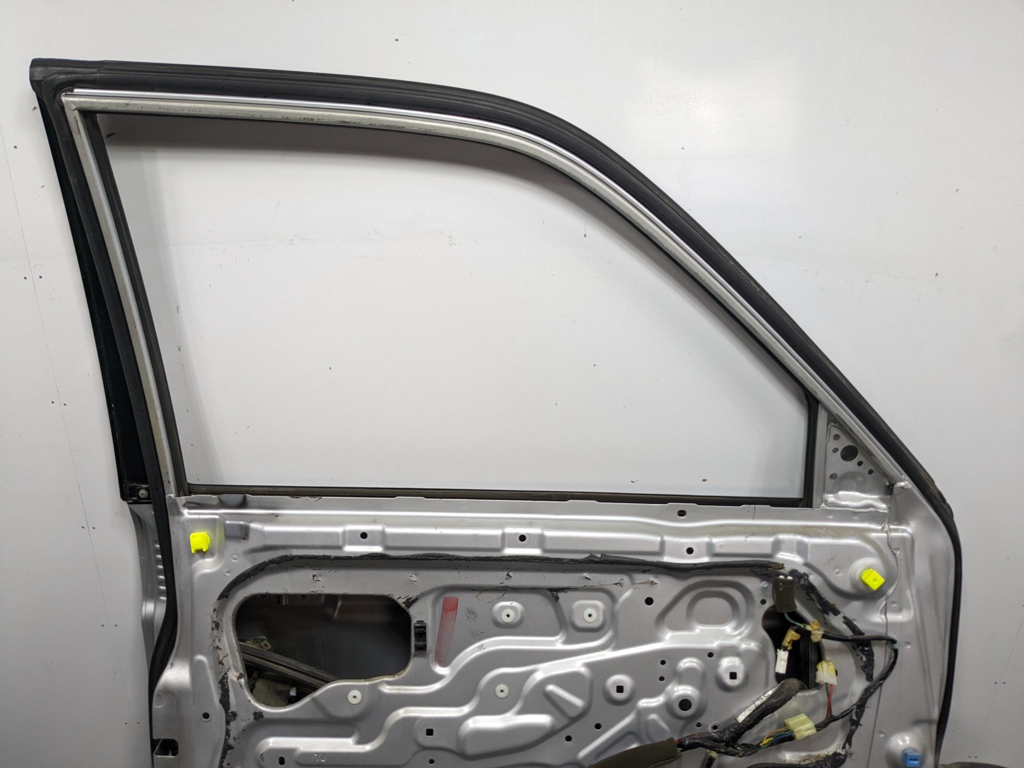 00 – 04 MITSUBISHI MONTERO SPORT OEM DOOR SHELL PANEL SILVER GRAY FRONT LEFT