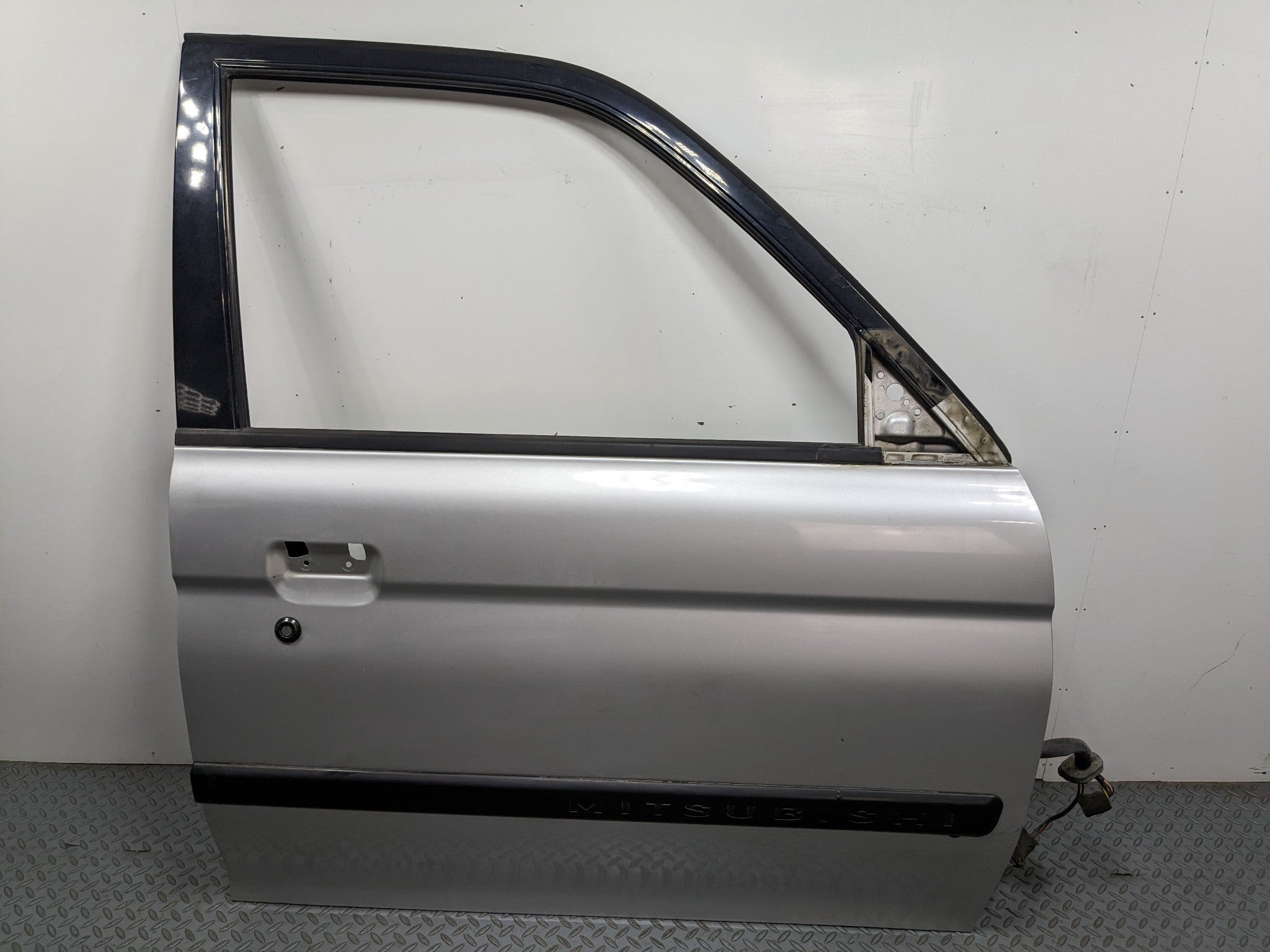00 – 04 MITSUBISHI MONTERO SPORT OEM DOOR SHELL PANEL SILVER GRAY FRONT RIGHT