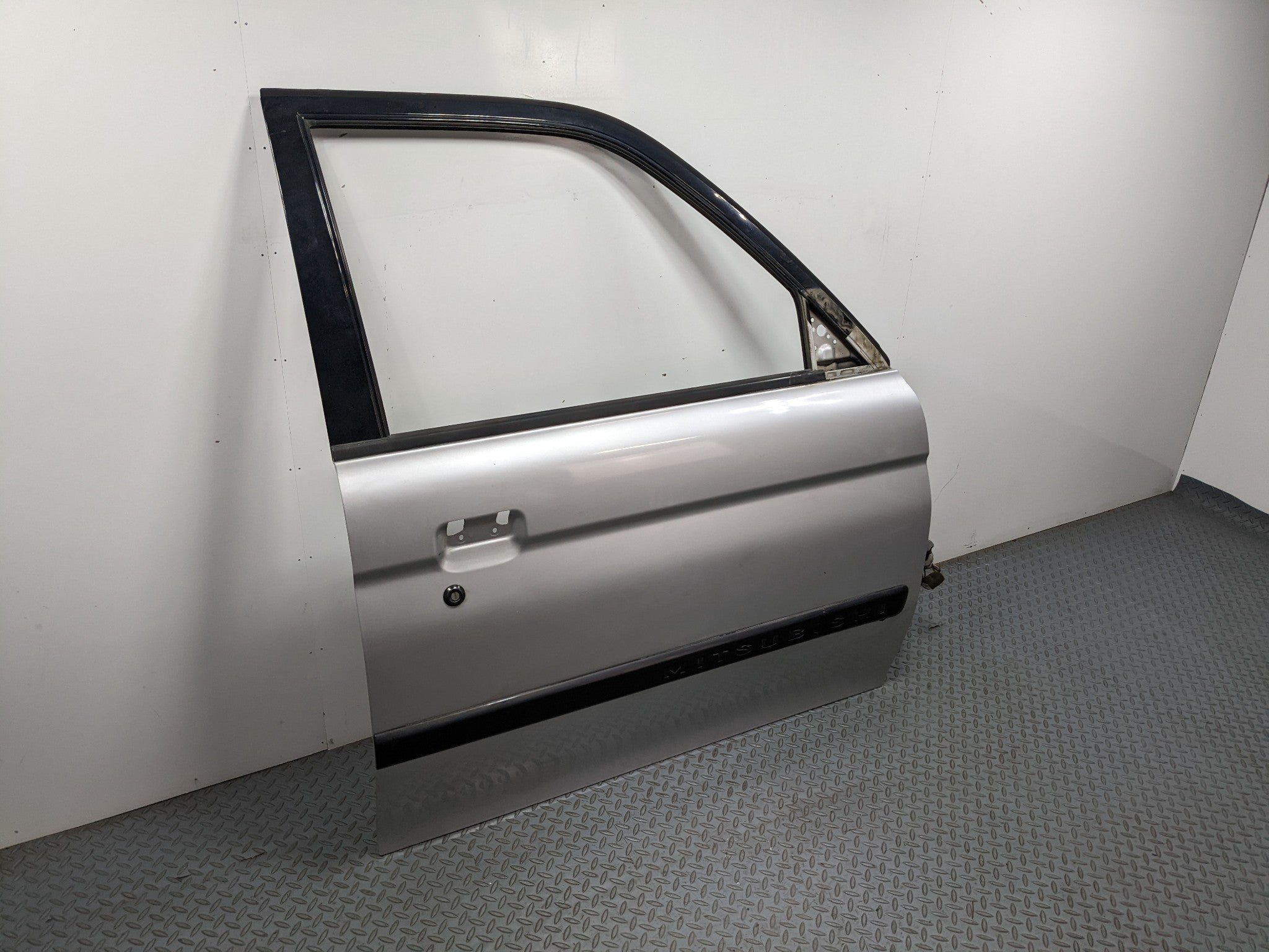 00 – 04 MITSUBISHI MONTERO SPORT OEM DOOR SHELL PANEL SILVER GRAY FRONT RIGHT