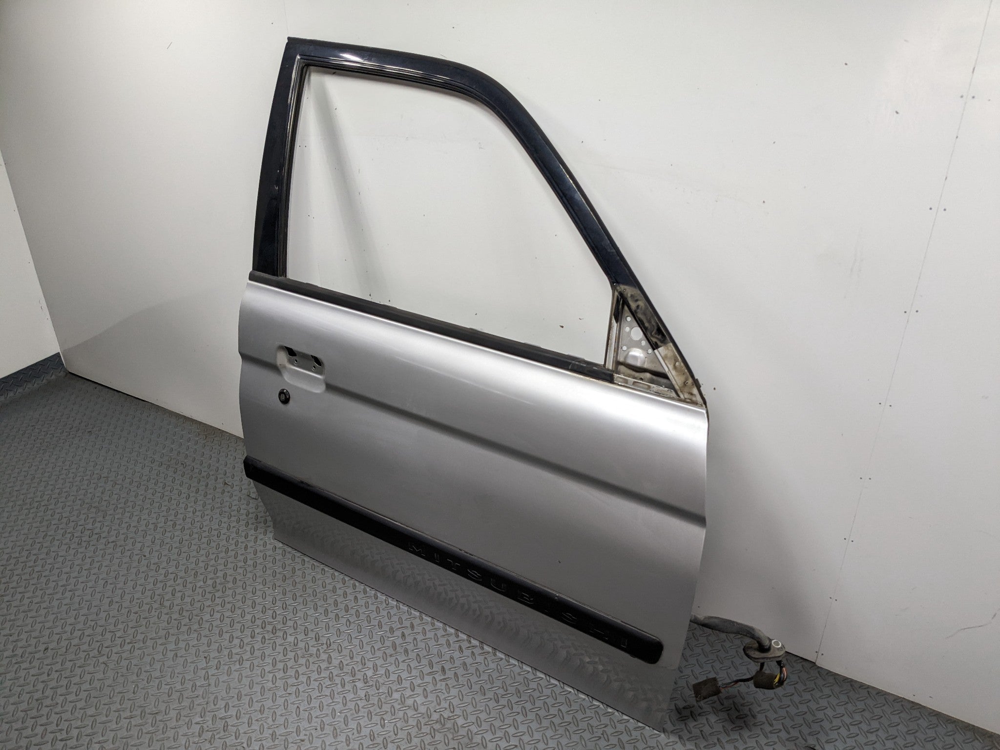 00 – 04 MITSUBISHI MONTERO SPORT OEM DOOR SHELL PANEL SILVER GRAY FRONT RIGHT