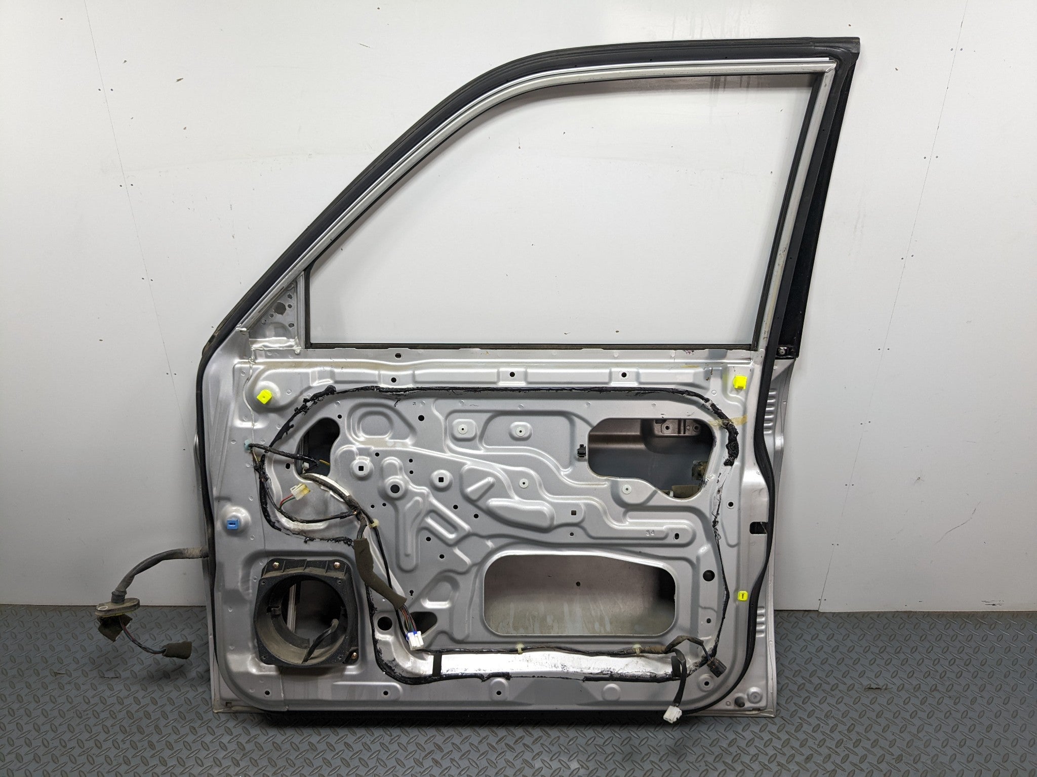 00 – 04 MITSUBISHI MONTERO SPORT OEM DOOR SHELL PANEL SILVER GRAY FRONT RIGHT