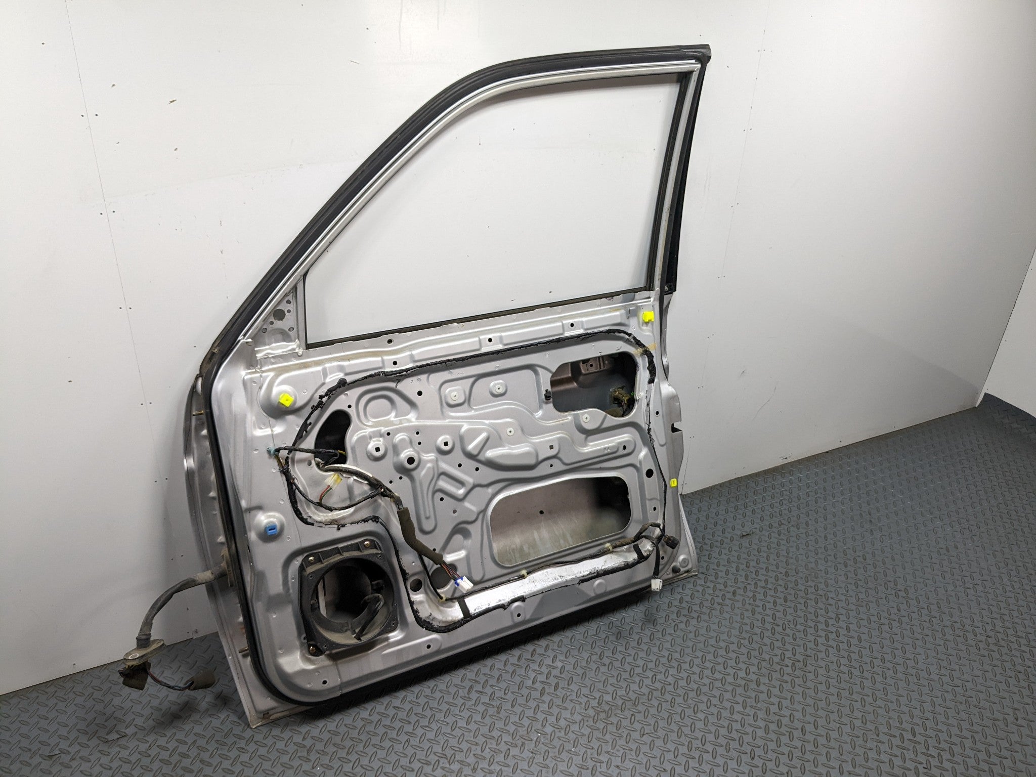 00 – 04 MITSUBISHI MONTERO SPORT OEM DOOR SHELL PANEL SILVER GRAY FRONT RIGHT