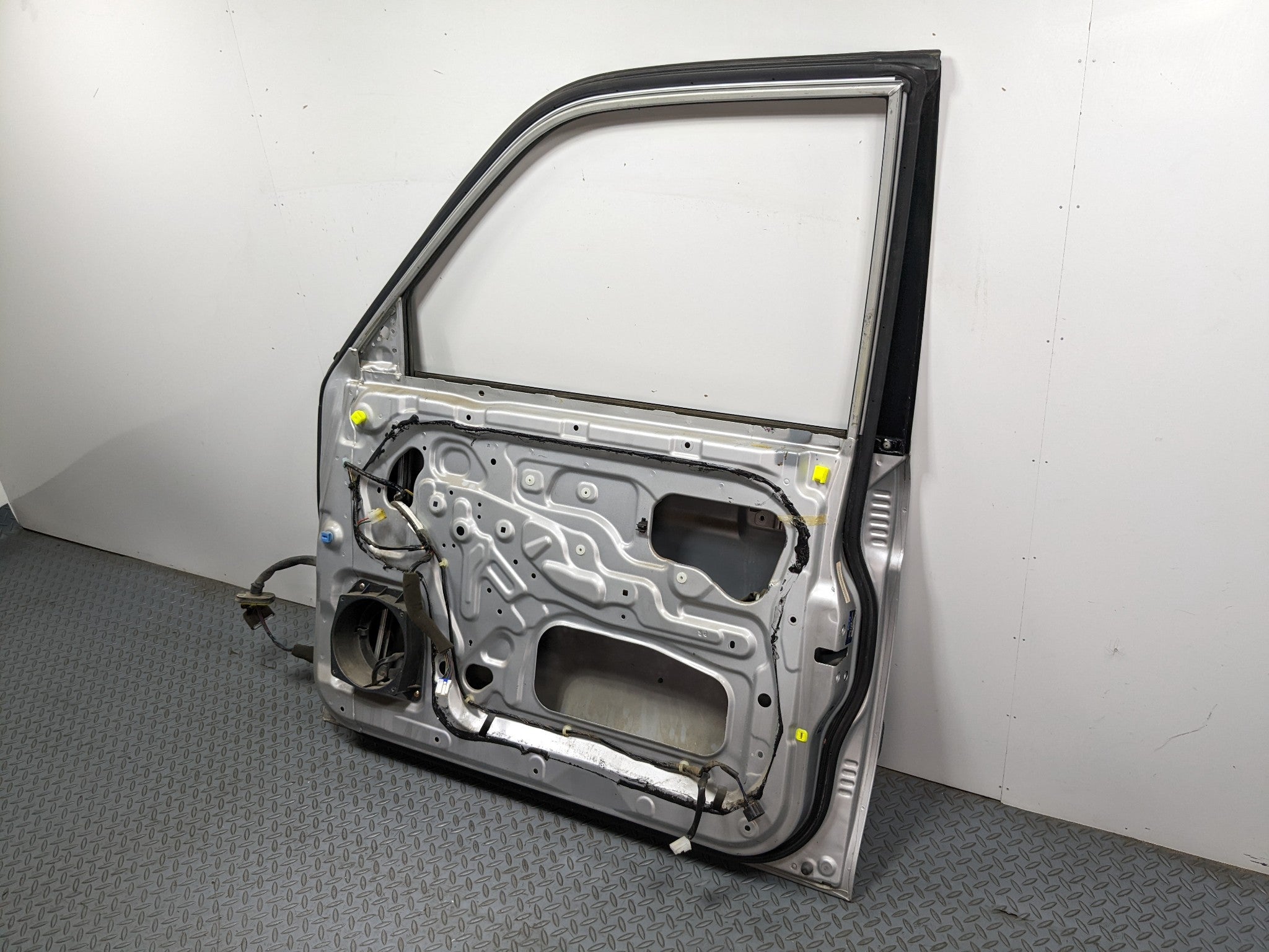 00 – 04 MITSUBISHI MONTERO SPORT OEM DOOR SHELL PANEL SILVER GRAY FRONT RIGHT