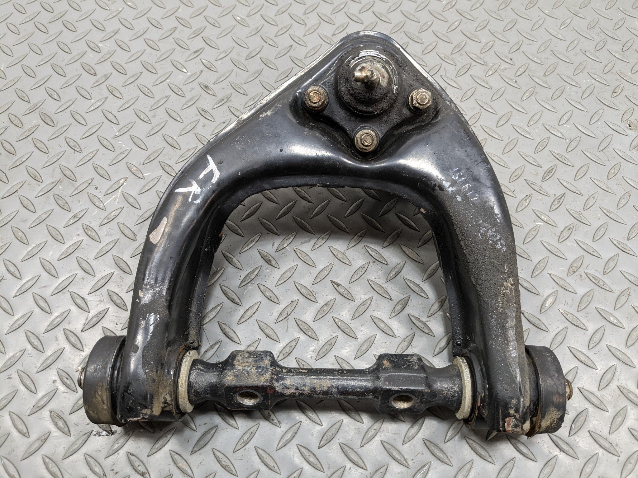 00 - 04 MITSUBISHI MONTERO SPORT OEM UPPER SUSPENSION CONTROL ARM FRONT RIGHT