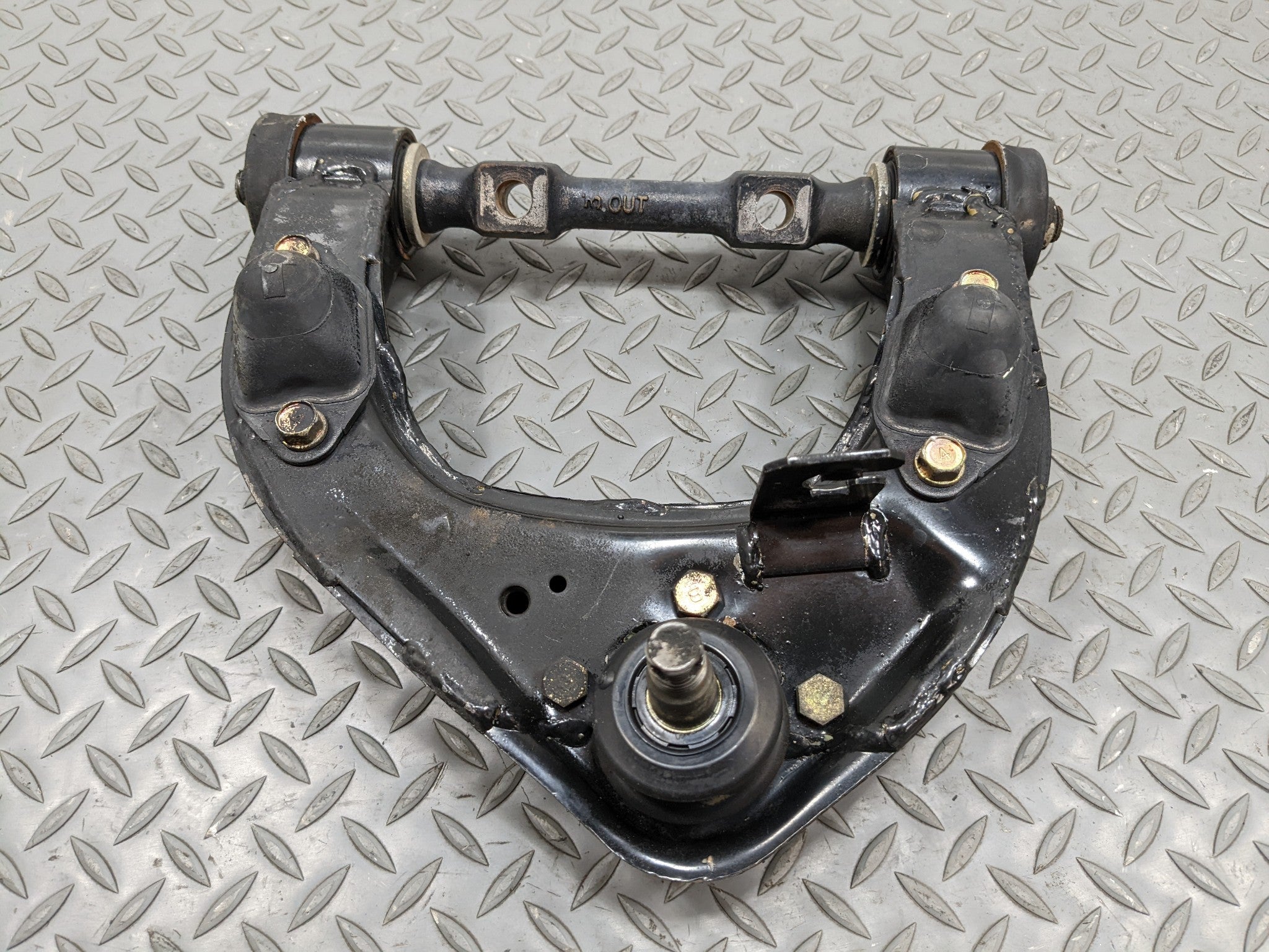 00 - 04 MITSUBISHI MONTERO SPORT OEM UPPER SUSPENSION CONTROL ARM FRONT RIGHT