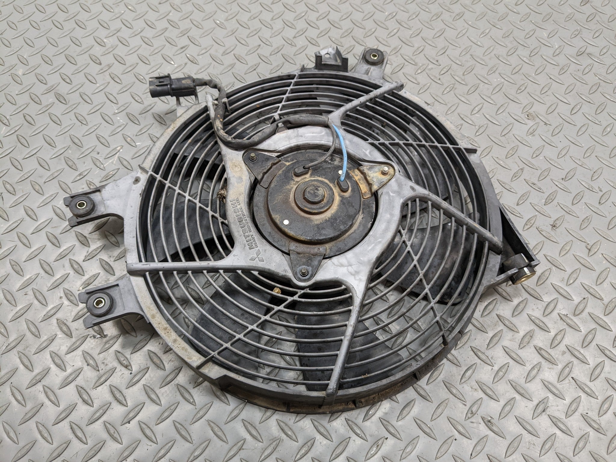 00 - 04 MITSUBISHI MONTERO SPORT OEM RADIATOR CONDENSER FAN BLADE MOTOR SHROUD