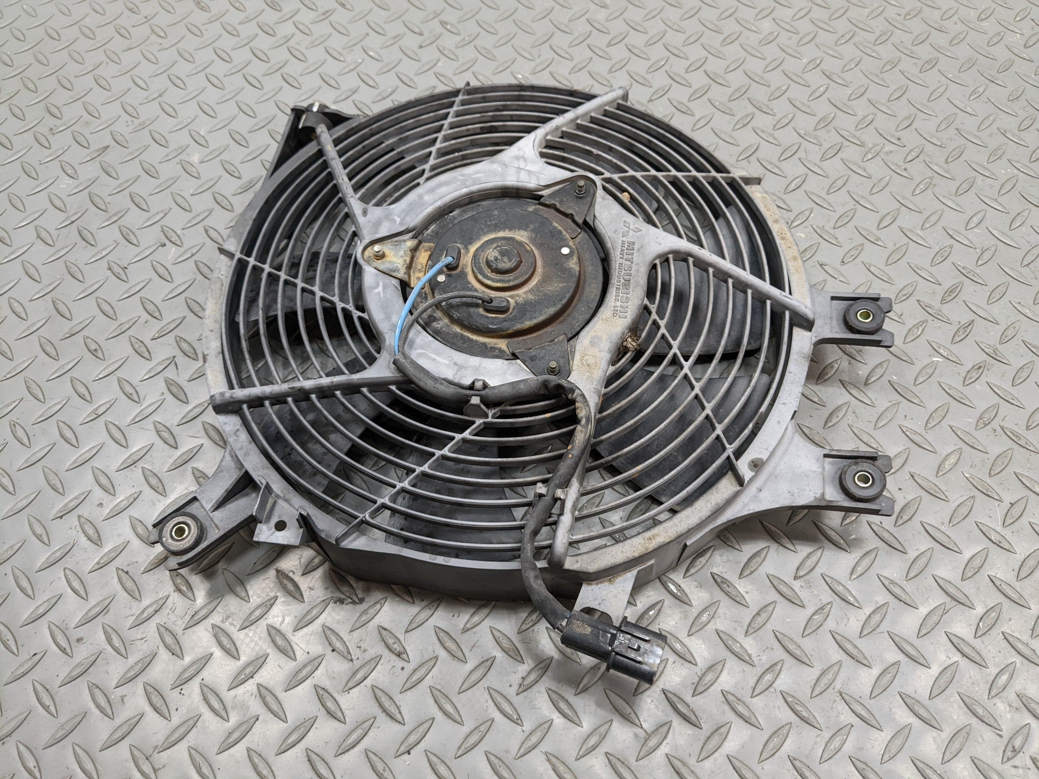 00 - 04 MITSUBISHI MONTERO SPORT OEM RADIATOR CONDENSER FAN BLADE MOTOR SHROUD