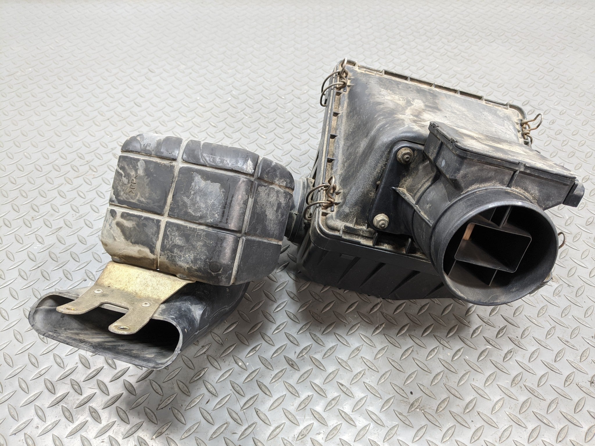 00 - 04 MITSUBISHI MONTERO SPORT OEM AIR INTAKE CLEANER FILTER BOX ASSEMBLY 3.0L