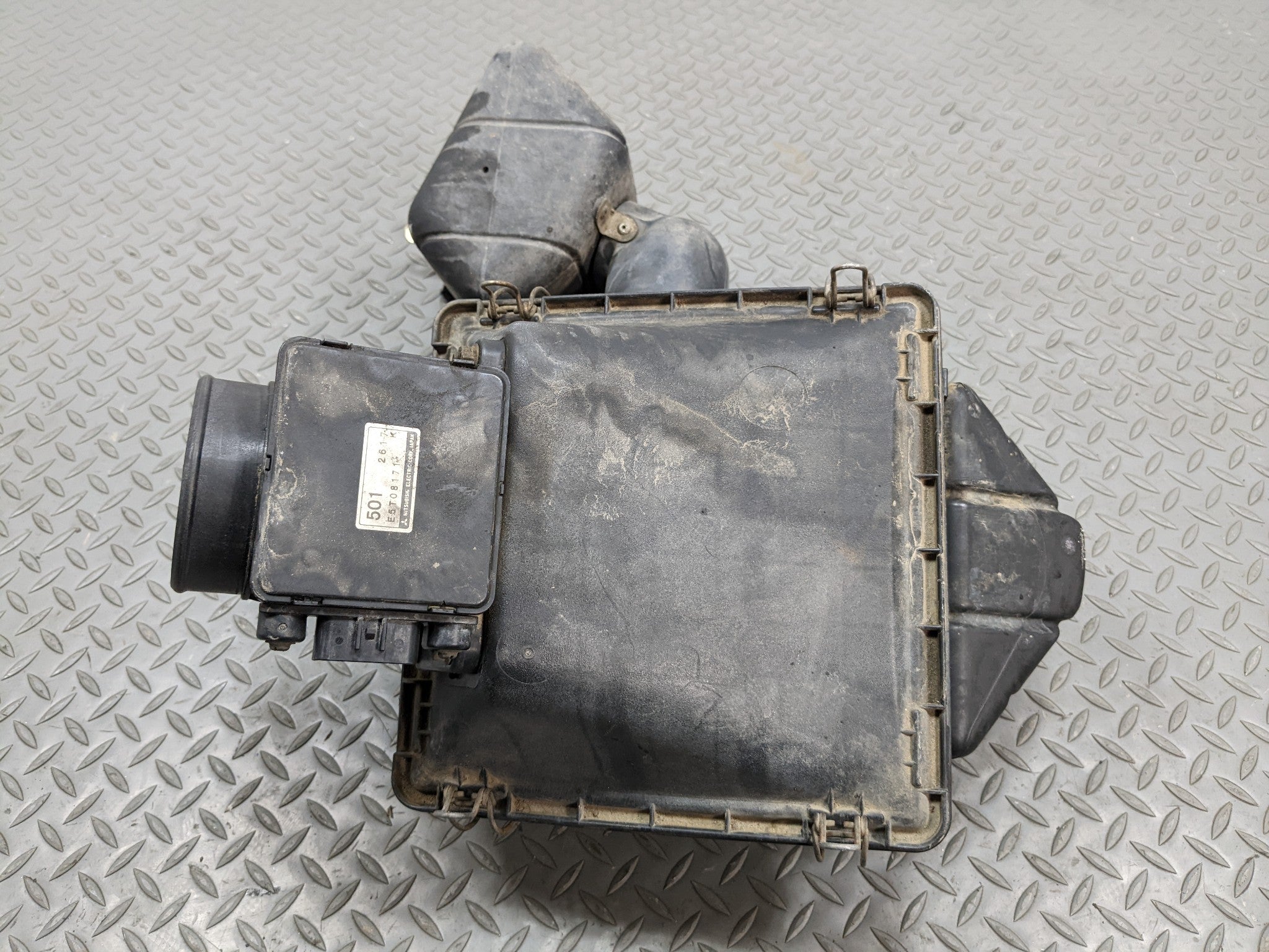 00 - 04 MITSUBISHI MONTERO SPORT OEM AIR INTAKE CLEANER FILTER BOX ASSEMBLY 3.0L