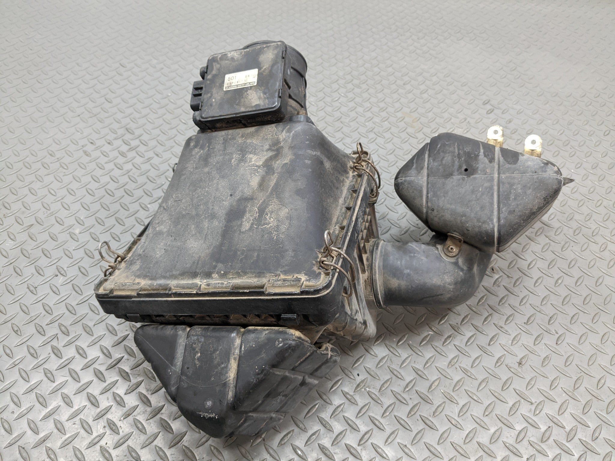 00 - 04 MITSUBISHI MONTERO SPORT OEM AIR INTAKE CLEANER FILTER BOX ASSEMBLY 3.0L