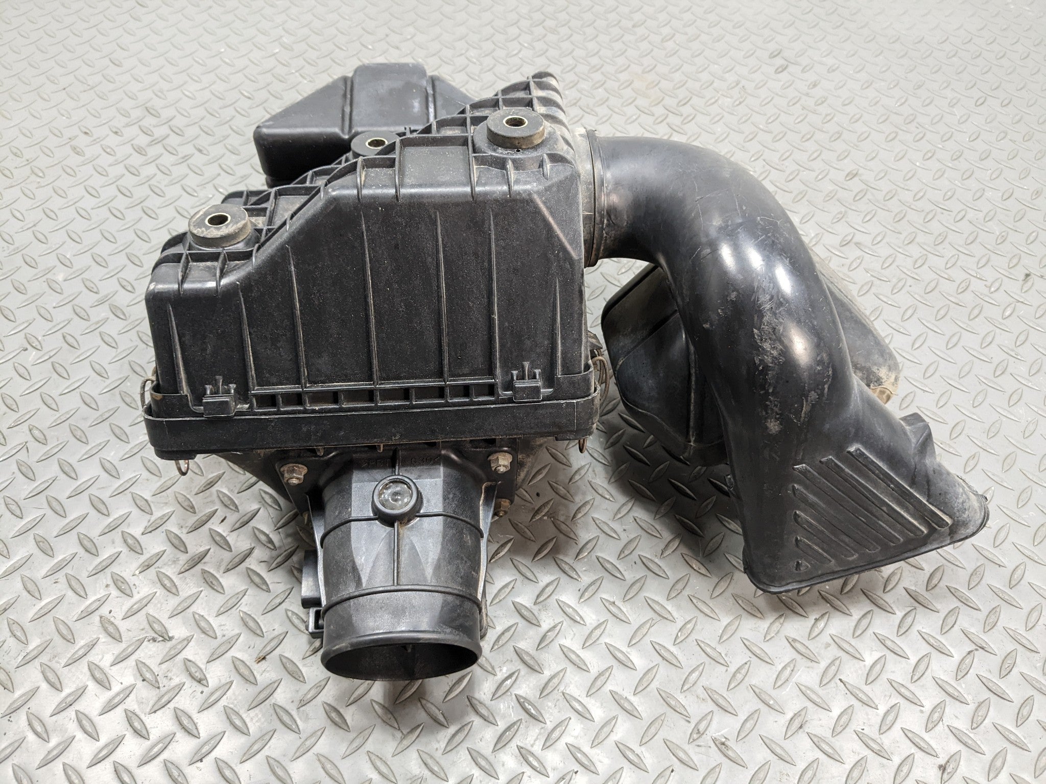 00 - 04 MITSUBISHI MONTERO SPORT OEM AIR INTAKE CLEANER FILTER BOX ASSEMBLY 3.0L