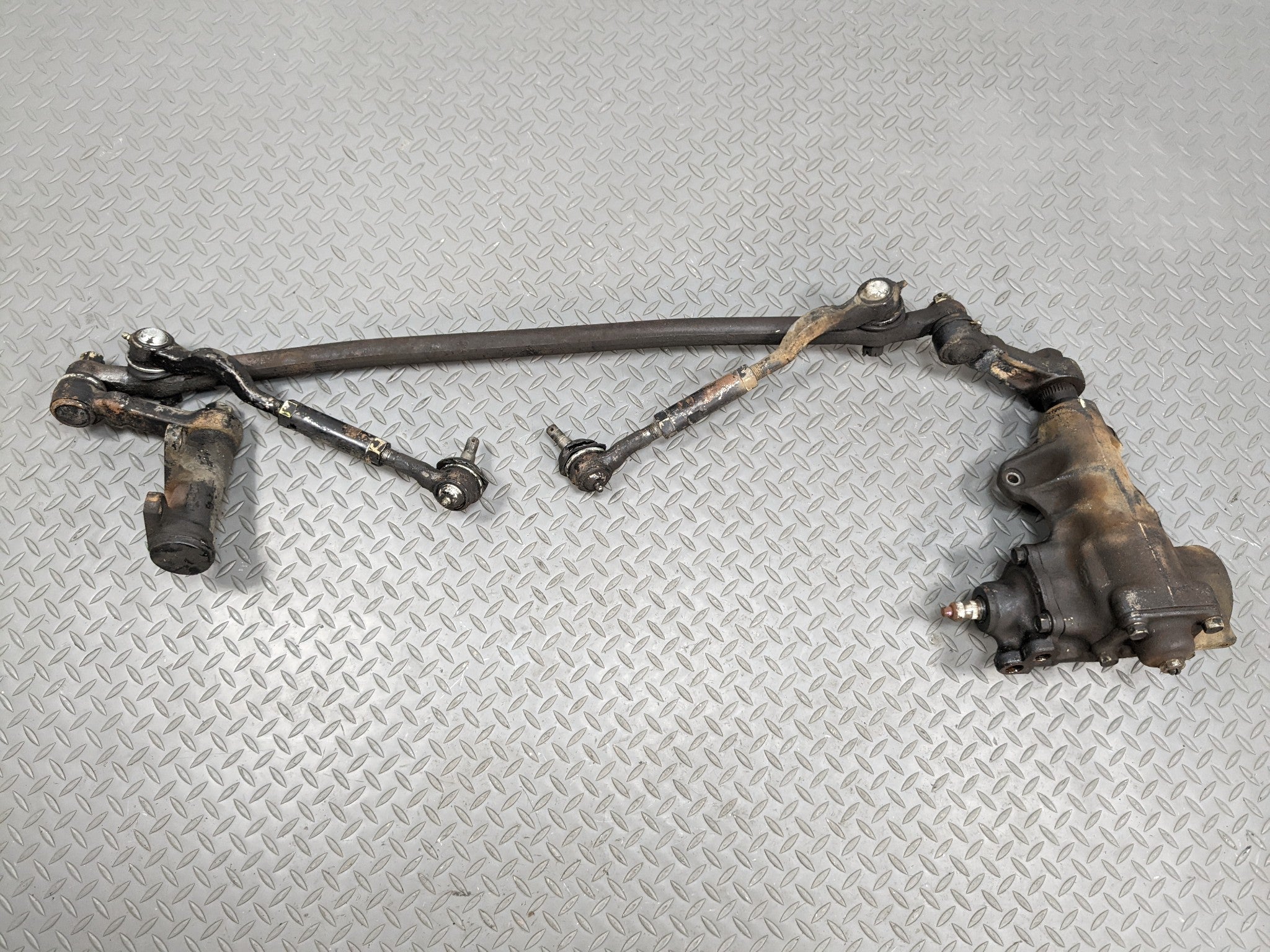 00 - 04 MITSUBISHI MONTERO SPORT OEM POWER STEERING GEAR WITH IDLER ARM TIE ROD