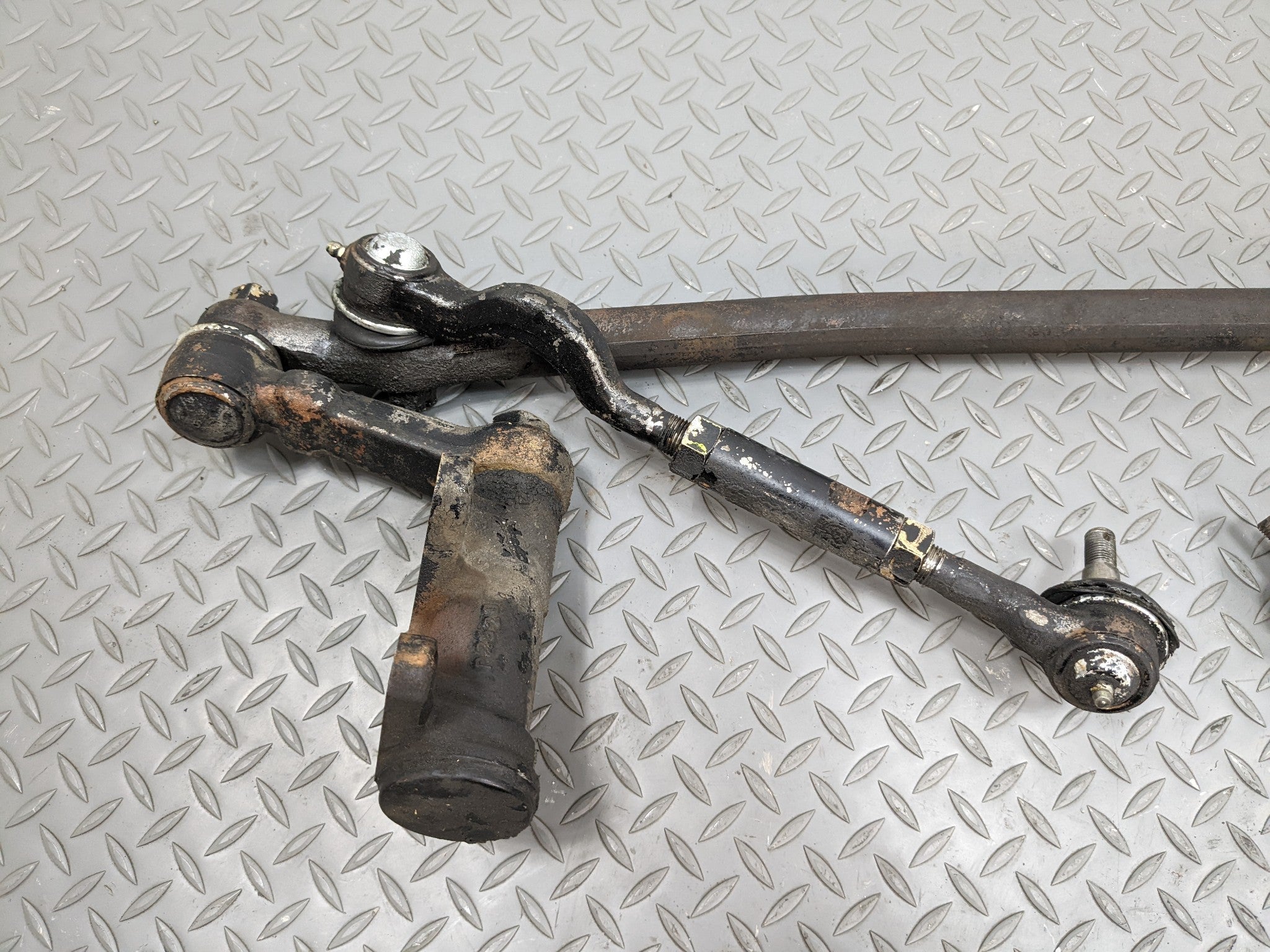 00 - 04 MITSUBISHI MONTERO SPORT OEM POWER STEERING GEAR WITH IDLER ARM TIE ROD