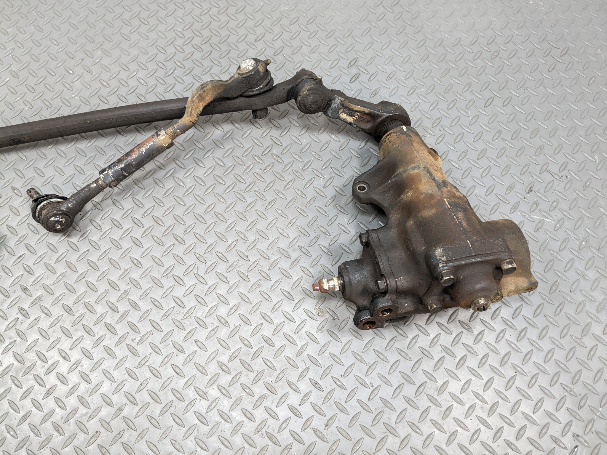 00 - 04 MITSUBISHI MONTERO SPORT OEM POWER STEERING GEAR WITH IDLER ARM TIE ROD