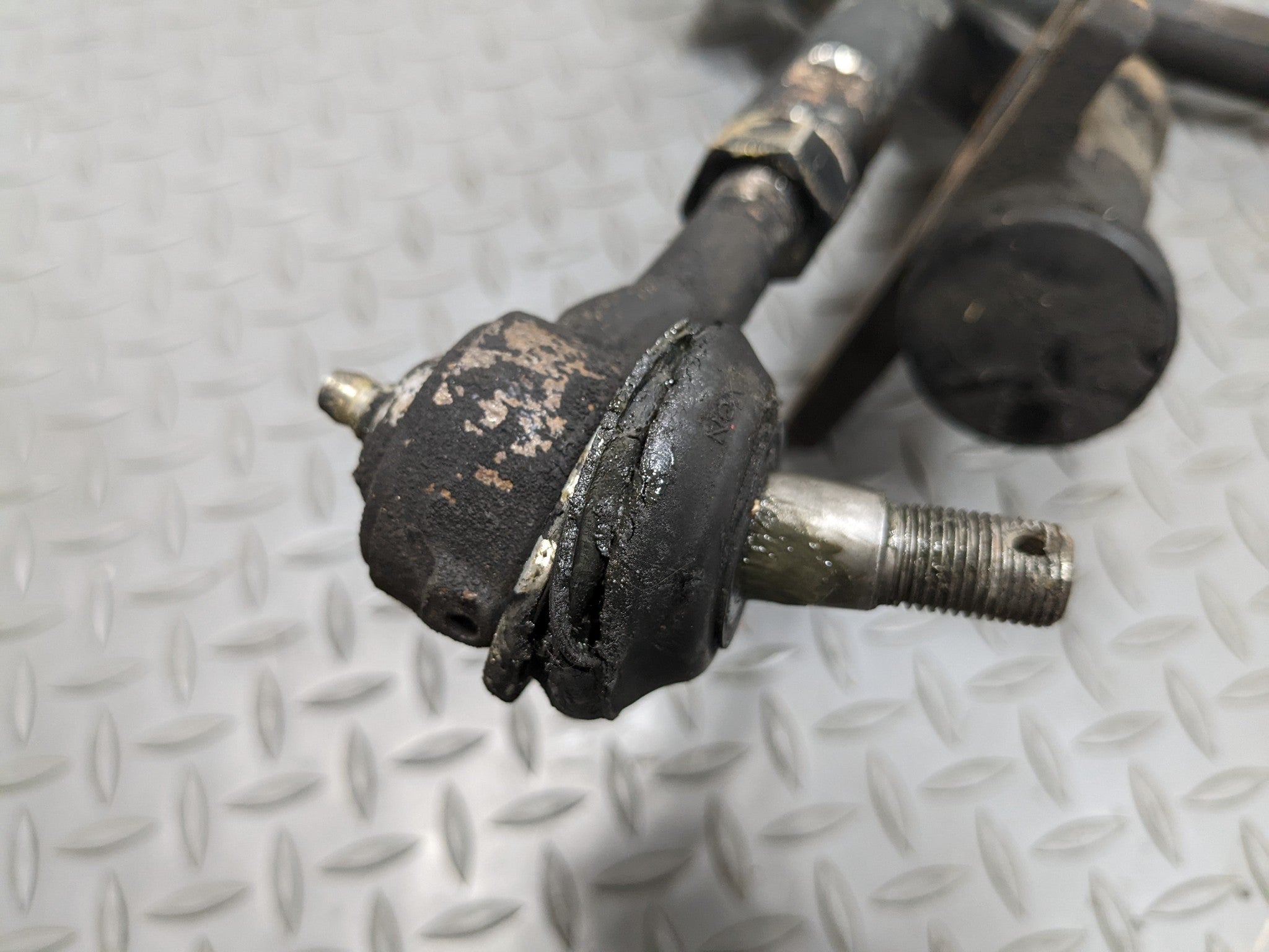 00 - 04 MITSUBISHI MONTERO SPORT OEM POWER STEERING GEAR WITH IDLER ARM TIE ROD
