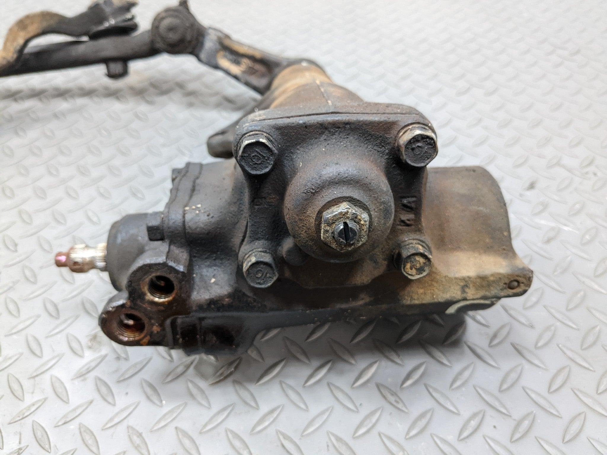 00 - 04 MITSUBISHI MONTERO SPORT OEM POWER STEERING GEAR WITH IDLER ARM TIE ROD