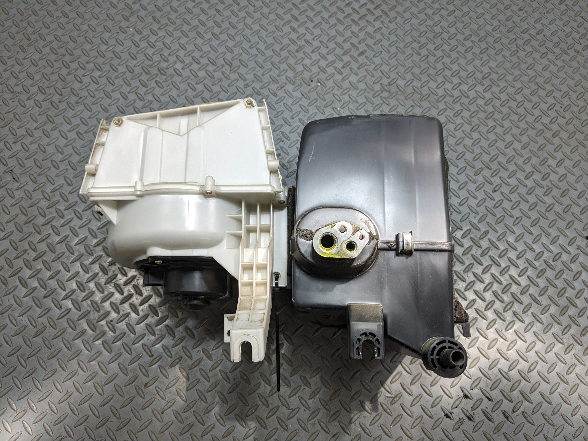 00 - 04 MITSUBISHI MONTERO SPORT OEM AC HEATER CORE UNIT BLOWER MOTOR HOUSING