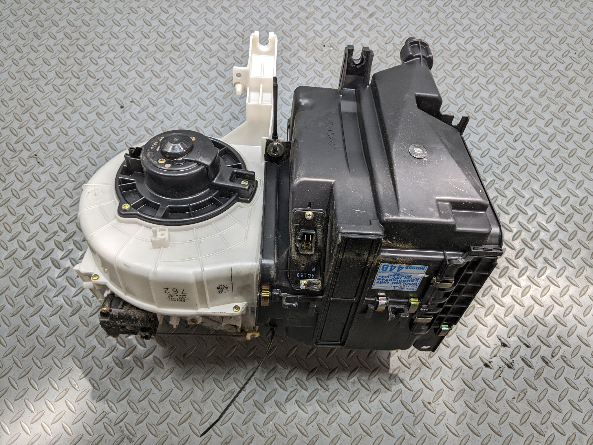 00 - 04 MITSUBISHI MONTERO SPORT OEM AC HEATER CORE UNIT BLOWER MOTOR HOUSING