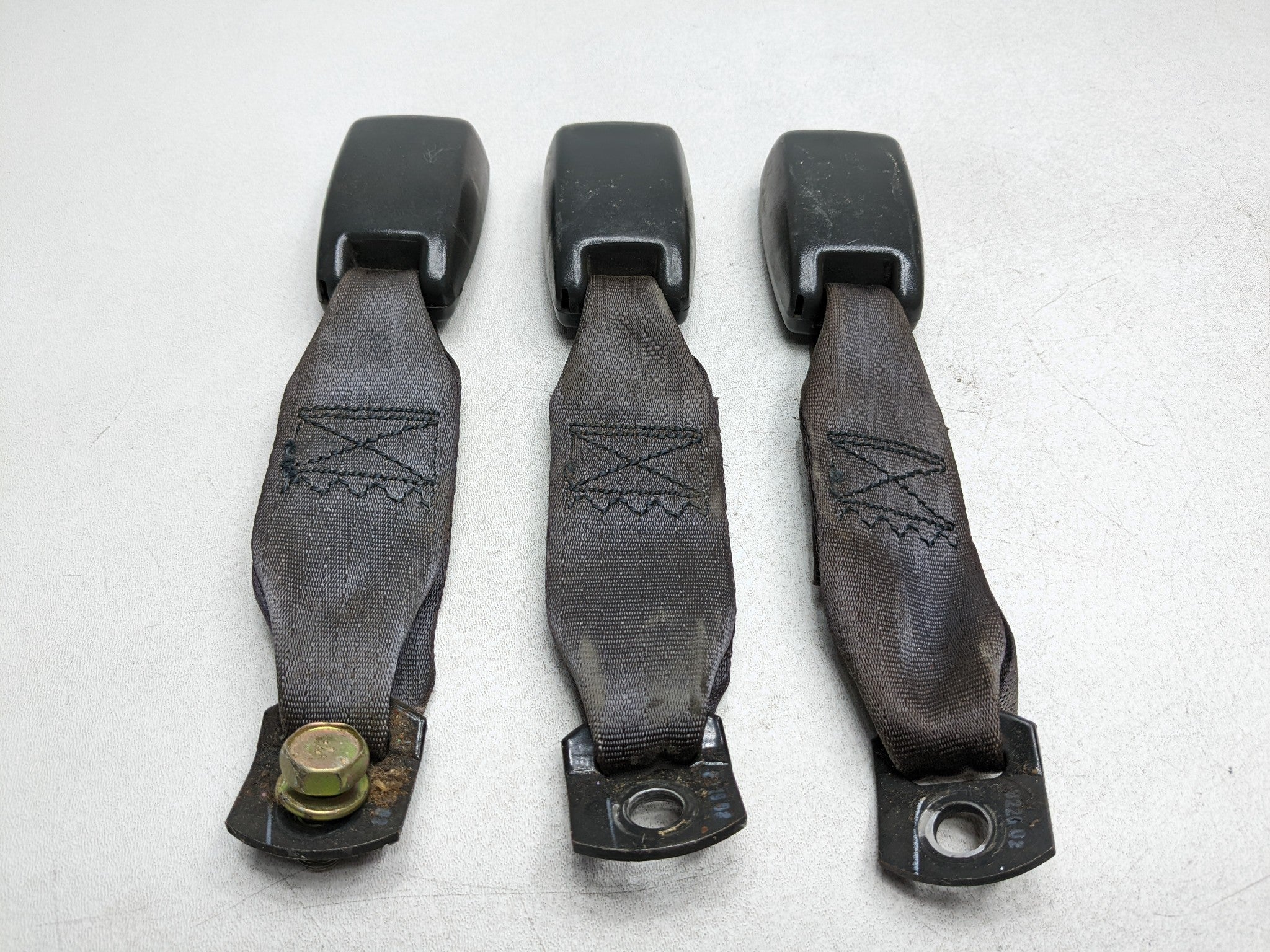 00 – 04 MITSUBISHI MONTERO SPORT OEM SEAT BELT BUCKLE REAR LEFT RIGHT AND CENTER
