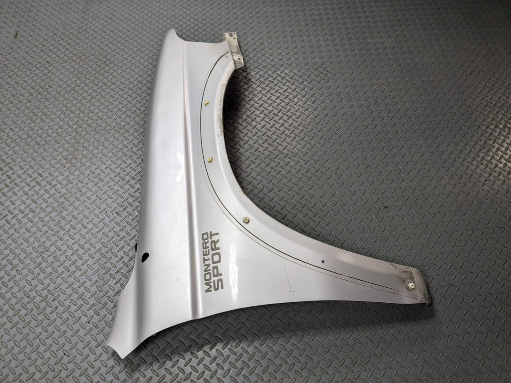 00 - 04 MITSUBISHI MONTERO SPORT OEM FENDER COVER PANEL SILVER GRAY FRONT RIGHT