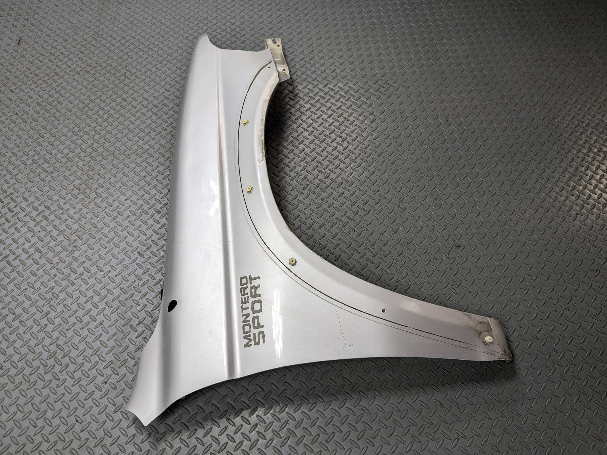 00 - 04 MITSUBISHI MONTERO SPORT OEM FENDER COVER PANEL SILVER GRAY FRONT RIGHT