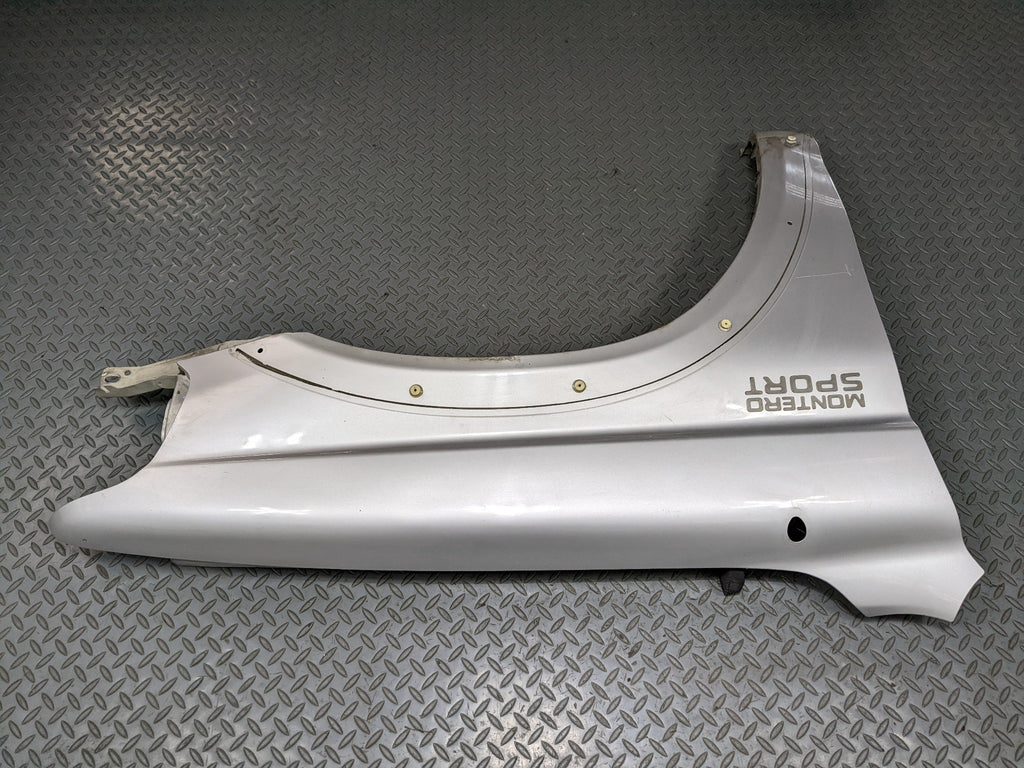 00 - 04 MITSUBISHI MONTERO SPORT OEM FENDER COVER PANEL SILVER GRAY FRONT RIGHT
