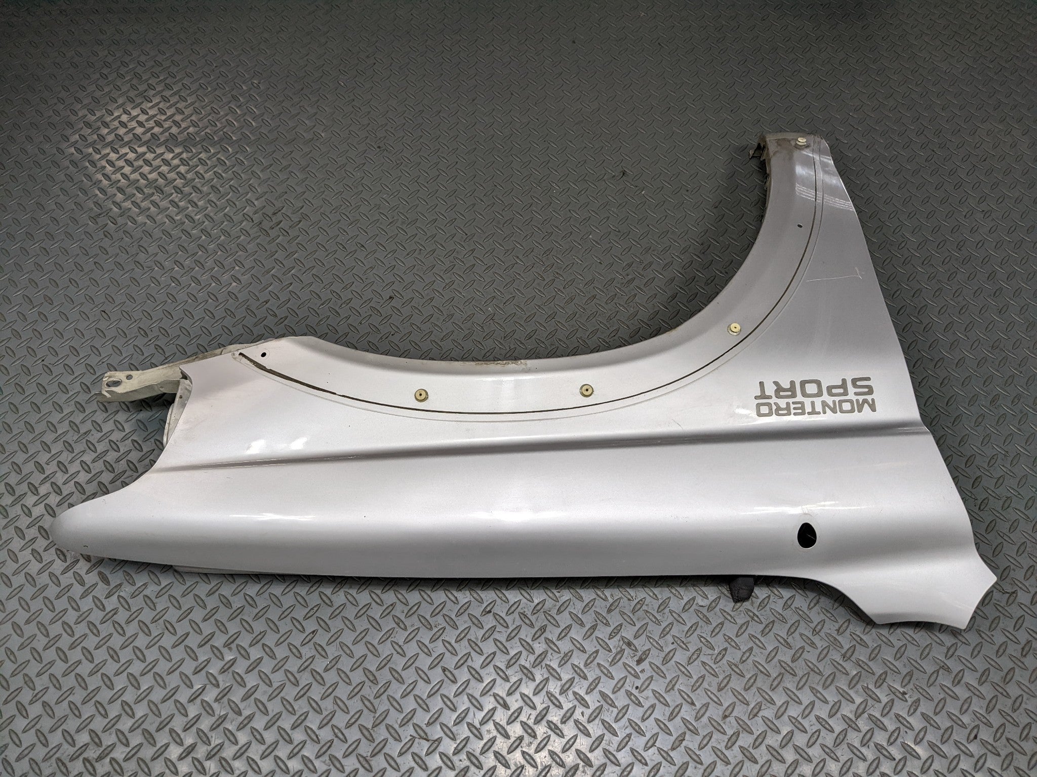 00 - 04 MITSUBISHI MONTERO SPORT OEM FENDER COVER PANEL SILVER GRAY FRONT RIGHT