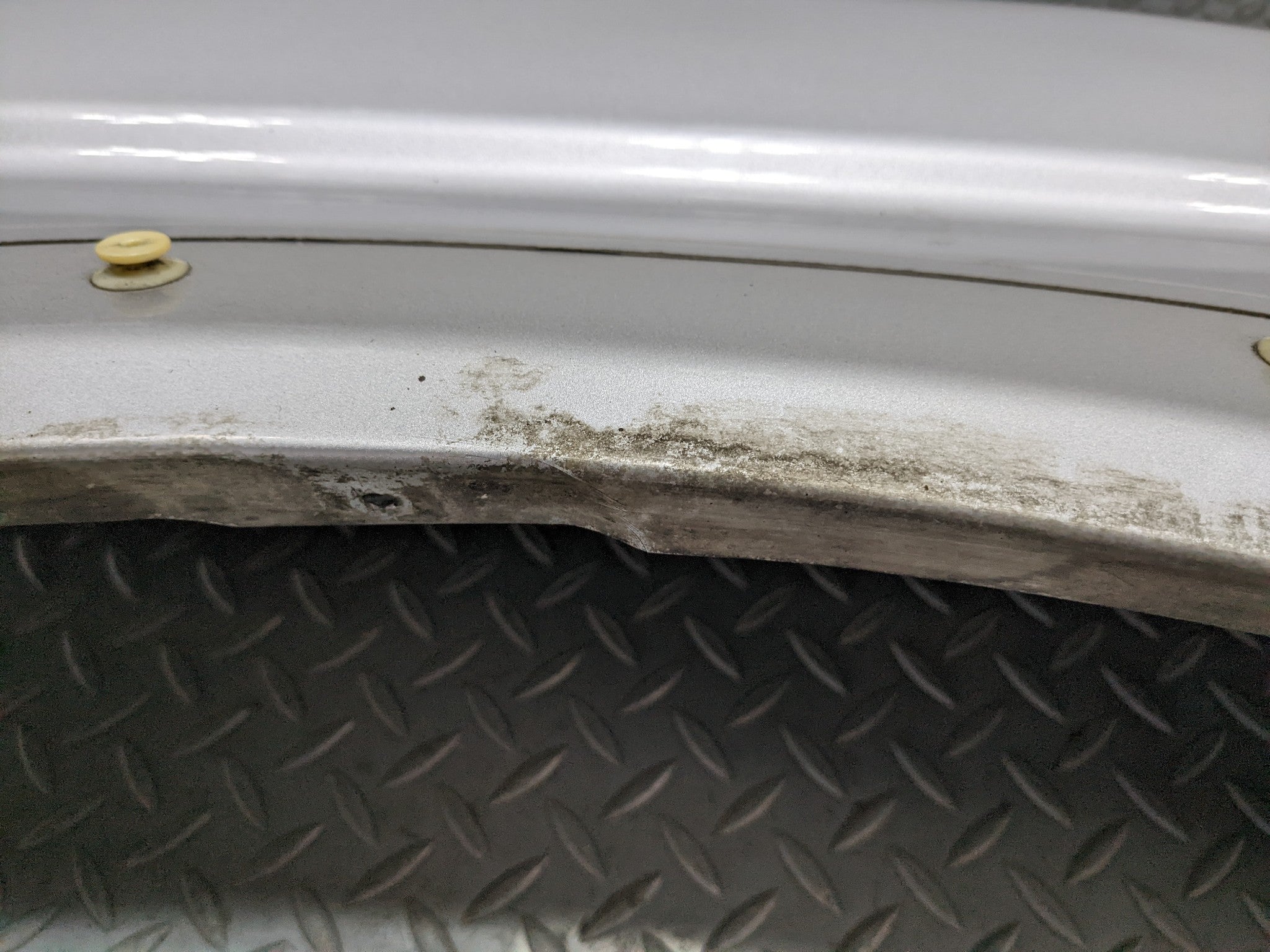 00 - 04 MITSUBISHI MONTERO SPORT OEM FENDER COVER PANEL SILVER GRAY FRONT RIGHT