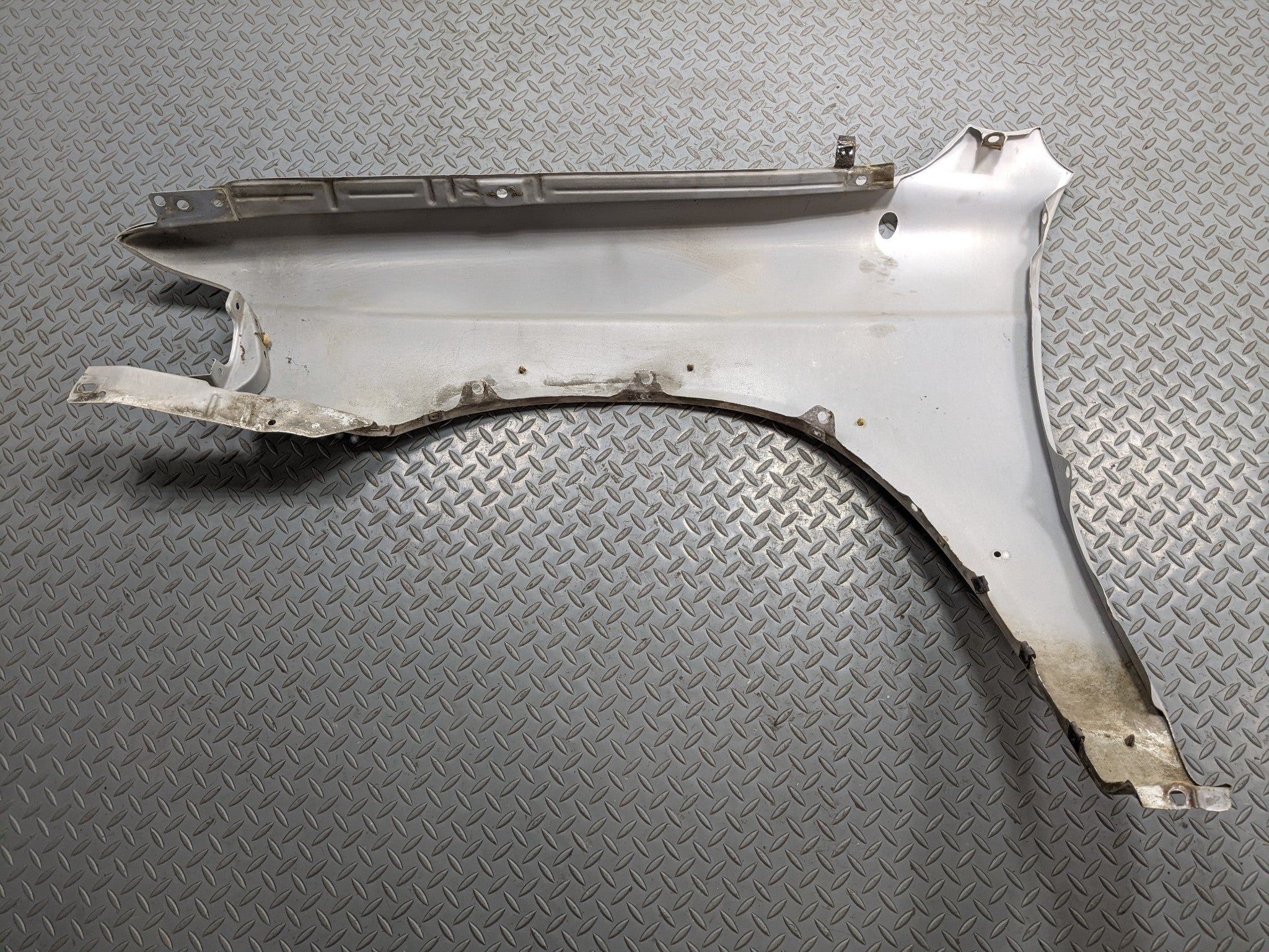00 - 04 MITSUBISHI MONTERO SPORT OEM FENDER COVER PANEL SILVER GRAY FRONT RIGHT