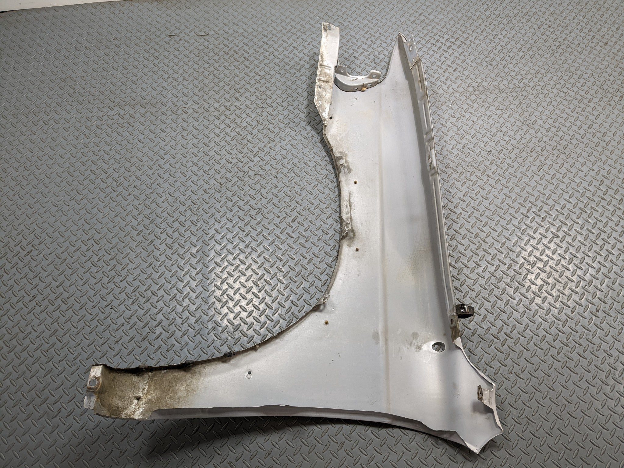 00 - 04 MITSUBISHI MONTERO SPORT OEM FENDER COVER PANEL SILVER GRAY FRONT RIGHT