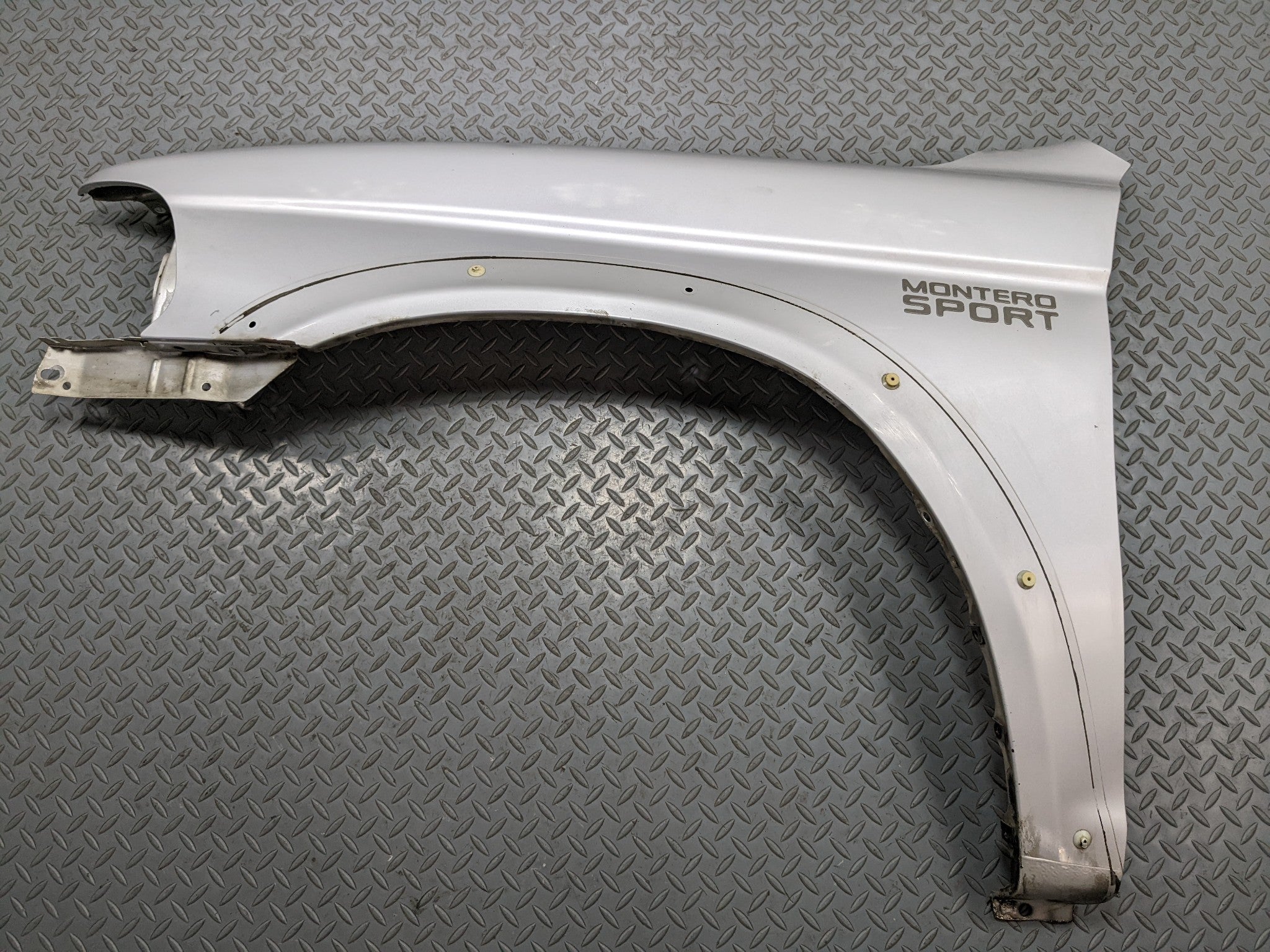 00 - 04 MITSUBISHI MONTERO SPORT OEM FENDER COVER PANEL SILVER GRAY FRONT LEFT