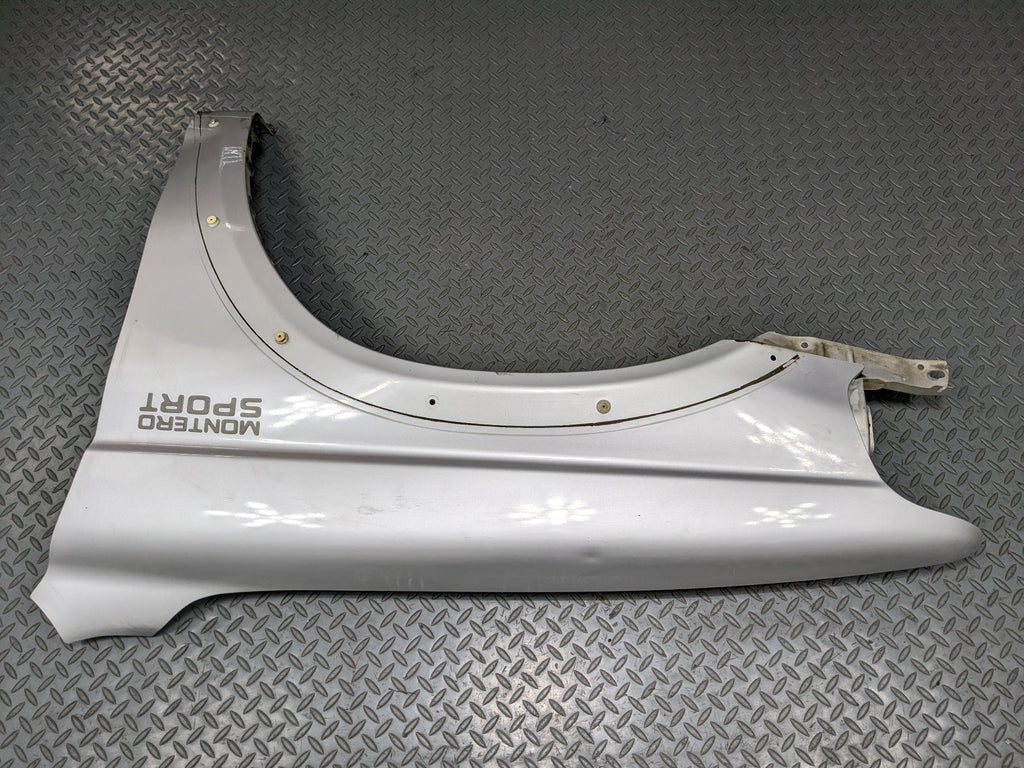 00 - 04 MITSUBISHI MONTERO SPORT OEM FENDER COVER PANEL SILVER GRAY FRONT LEFT