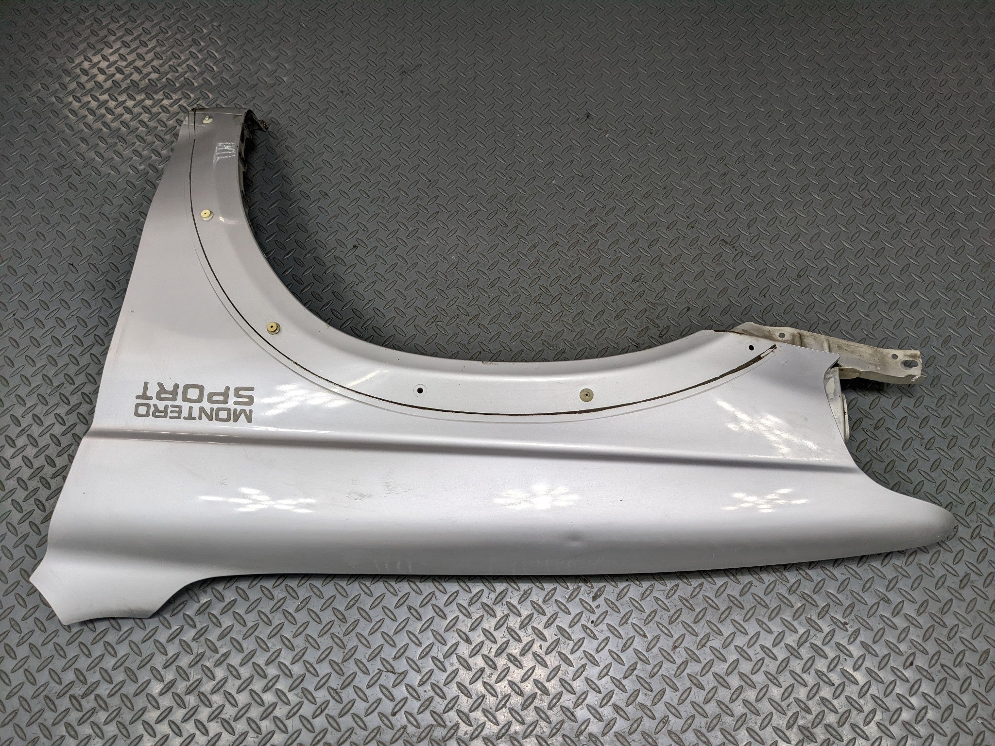 00 - 04 MITSUBISHI MONTERO SPORT OEM FENDER COVER PANEL SILVER GRAY FRONT LEFT