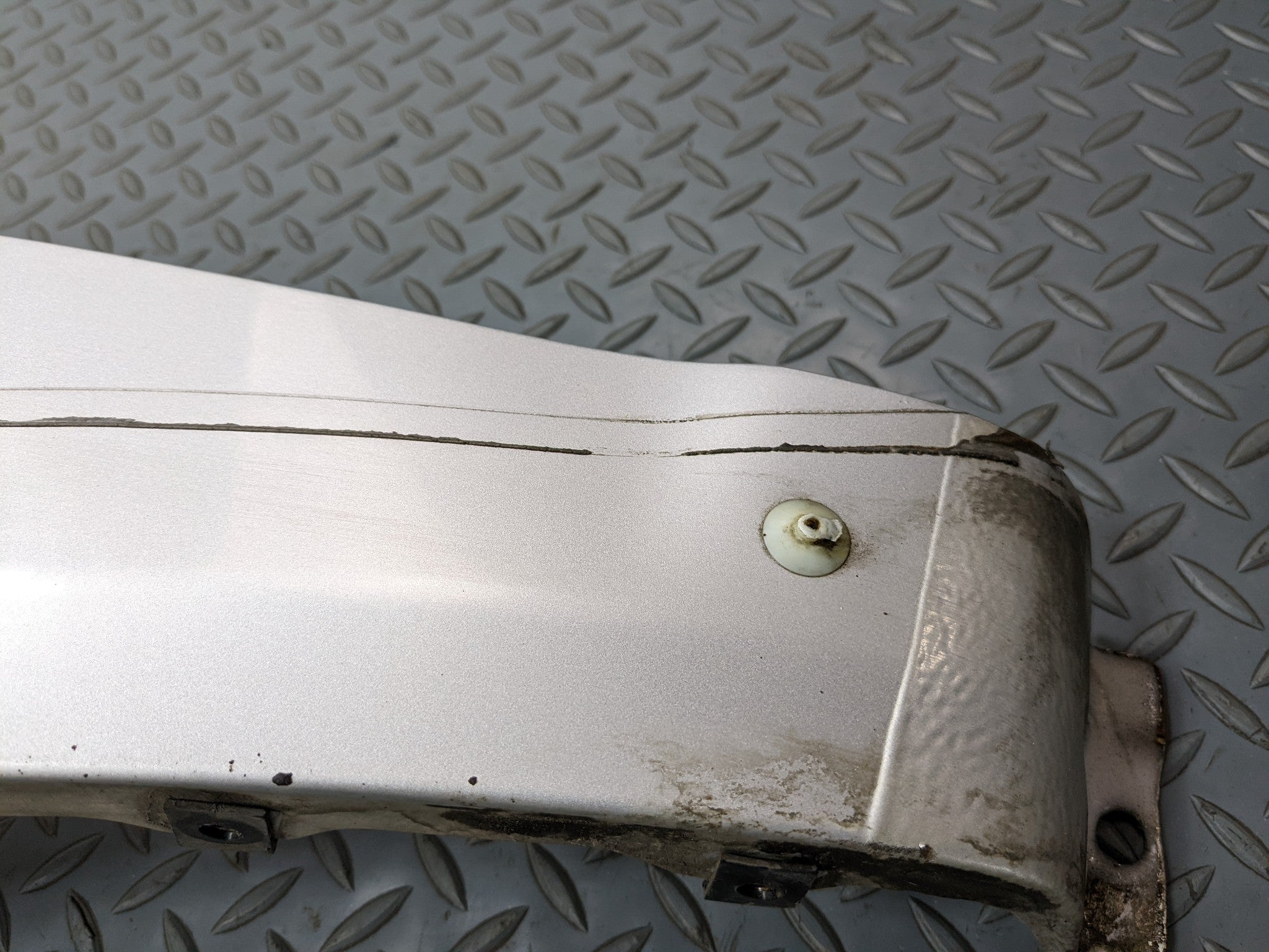 00 - 04 MITSUBISHI MONTERO SPORT OEM FENDER COVER PANEL SILVER GRAY FRONT LEFT