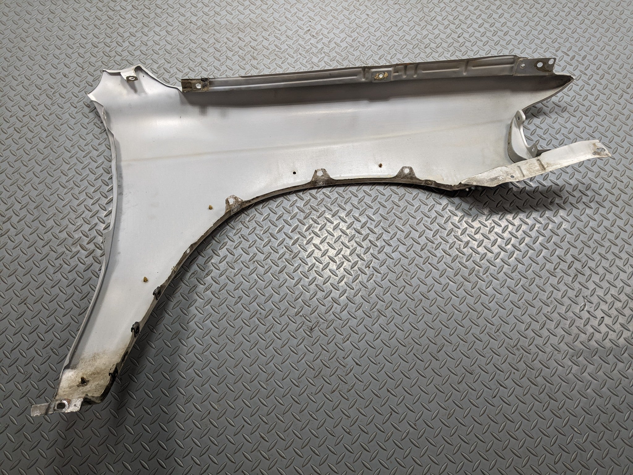 00 - 04 MITSUBISHI MONTERO SPORT OEM FENDER COVER PANEL SILVER GRAY FRONT LEFT