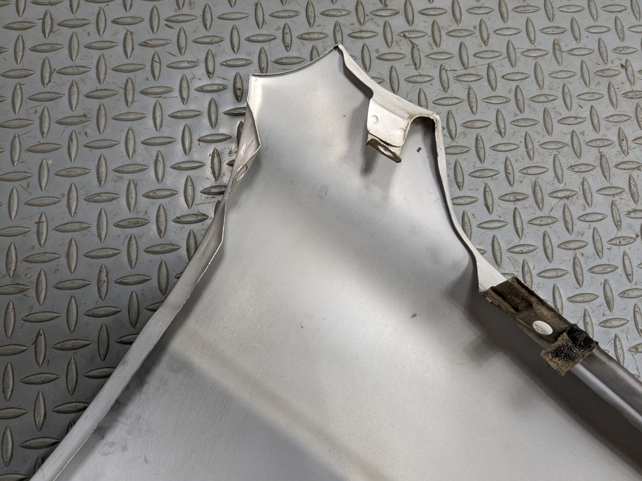 00 - 04 MITSUBISHI MONTERO SPORT OEM FENDER COVER PANEL SILVER GRAY FRONT LEFT