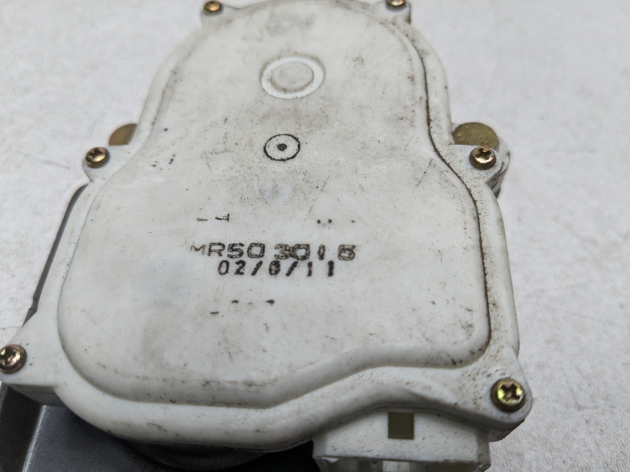 00 - 04 MITSUBISHI MONTERO SPORT OEM TAILGATE LOCK ACTUATOR REAR BACK LIFTGATE