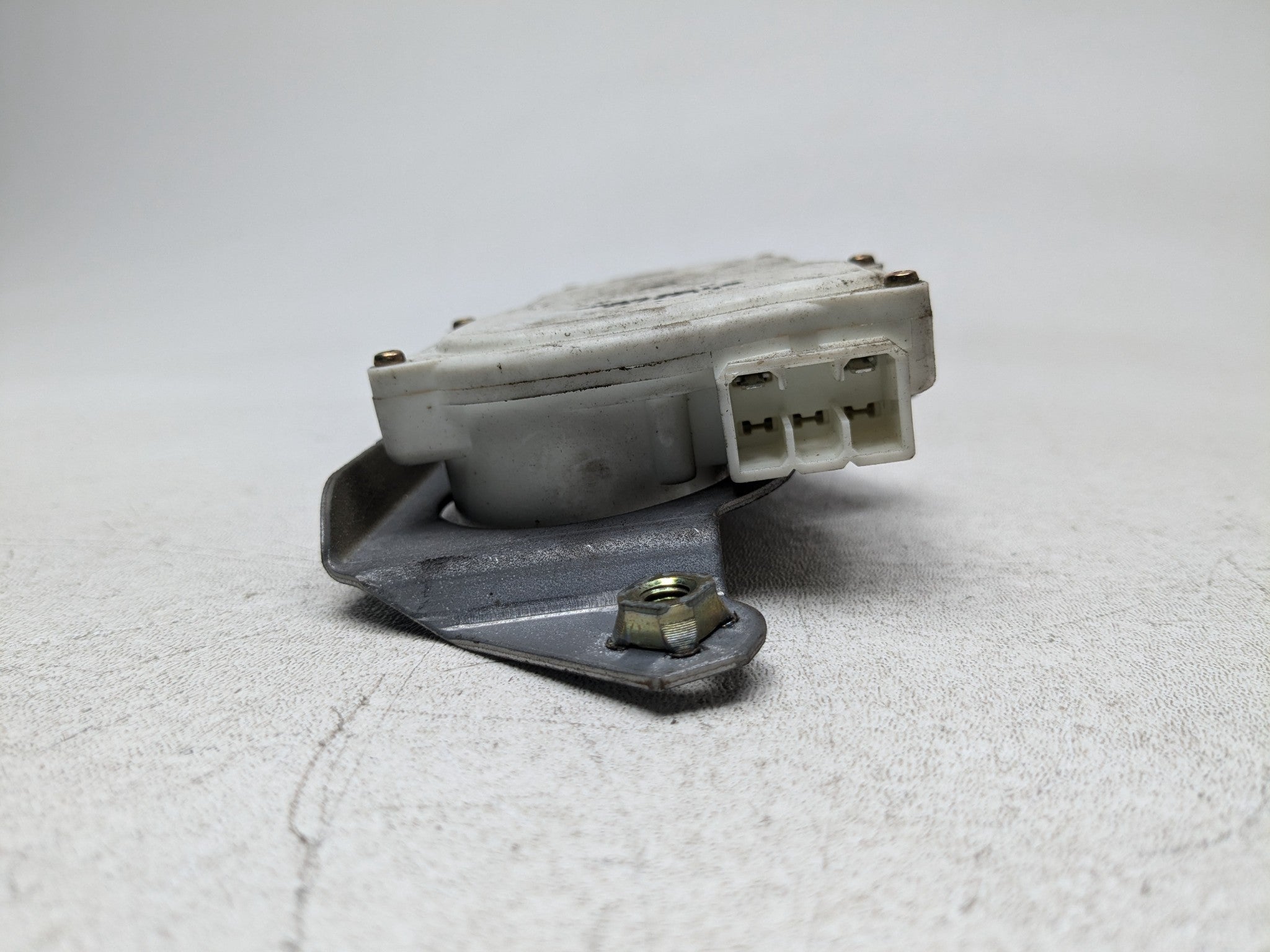 00 - 04 MITSUBISHI MONTERO SPORT OEM TAILGATE LOCK ACTUATOR REAR BACK LIFTGATE