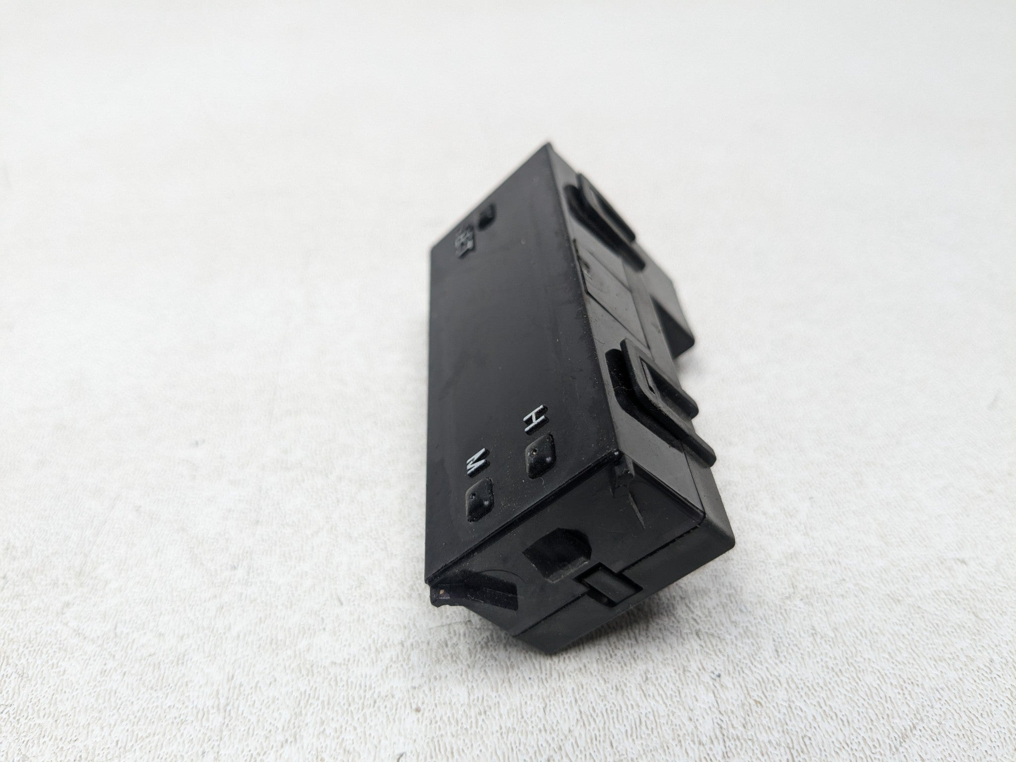 00 - 04 MITSUBISHI MONTERO SPORT OEM DASH CLOCK SWITCH DIGITAL DISPLAY SCREEN